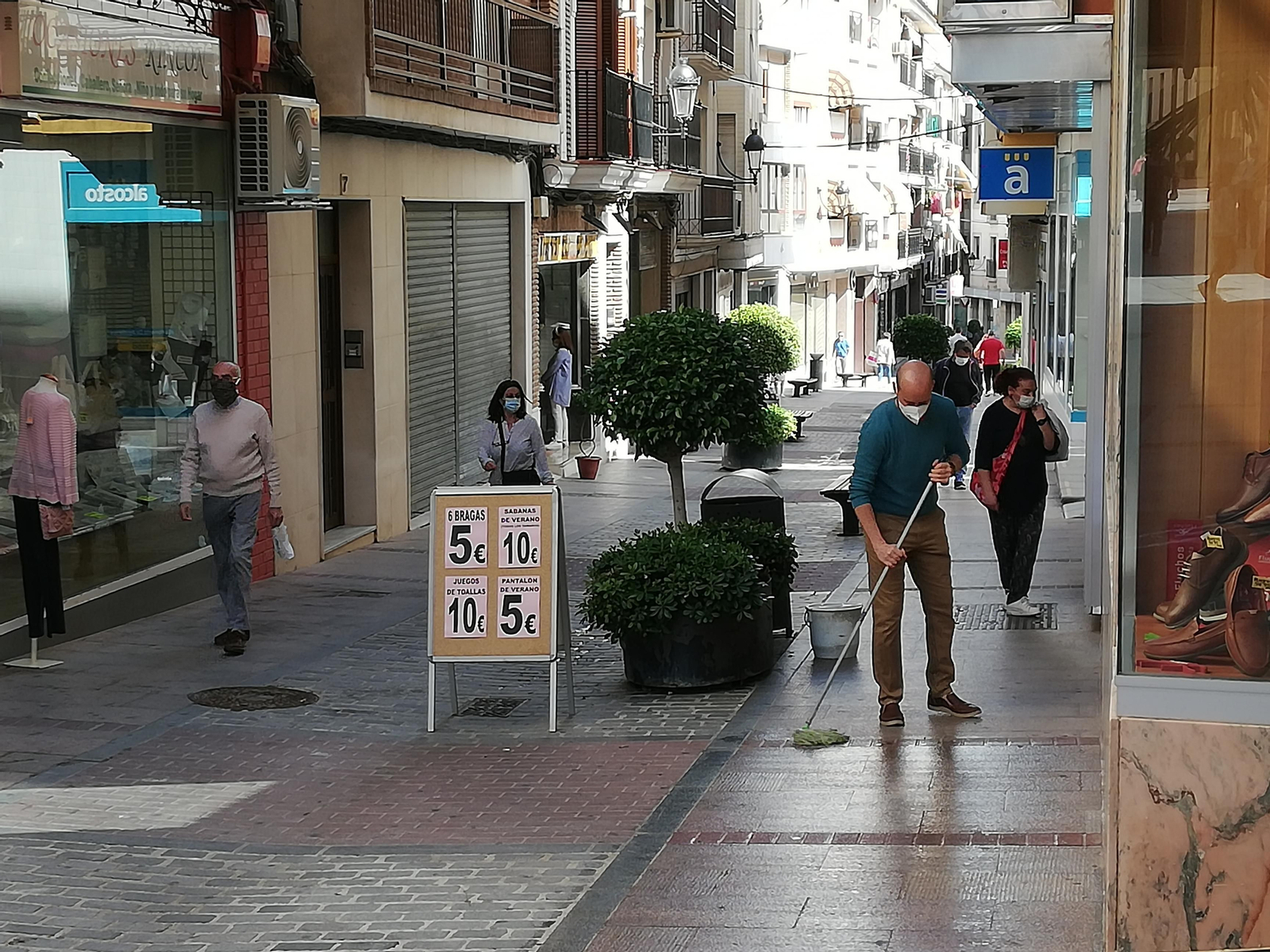Calle de Lucena durante la fase 1 de la desescalada.