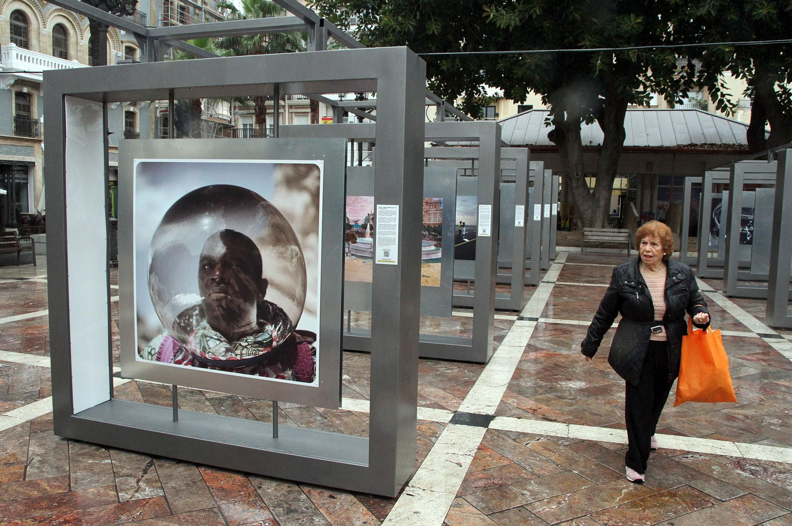 Latitudes, inauguración de la exposición colectiva en la Plaza de Las Monjas en imágenes
