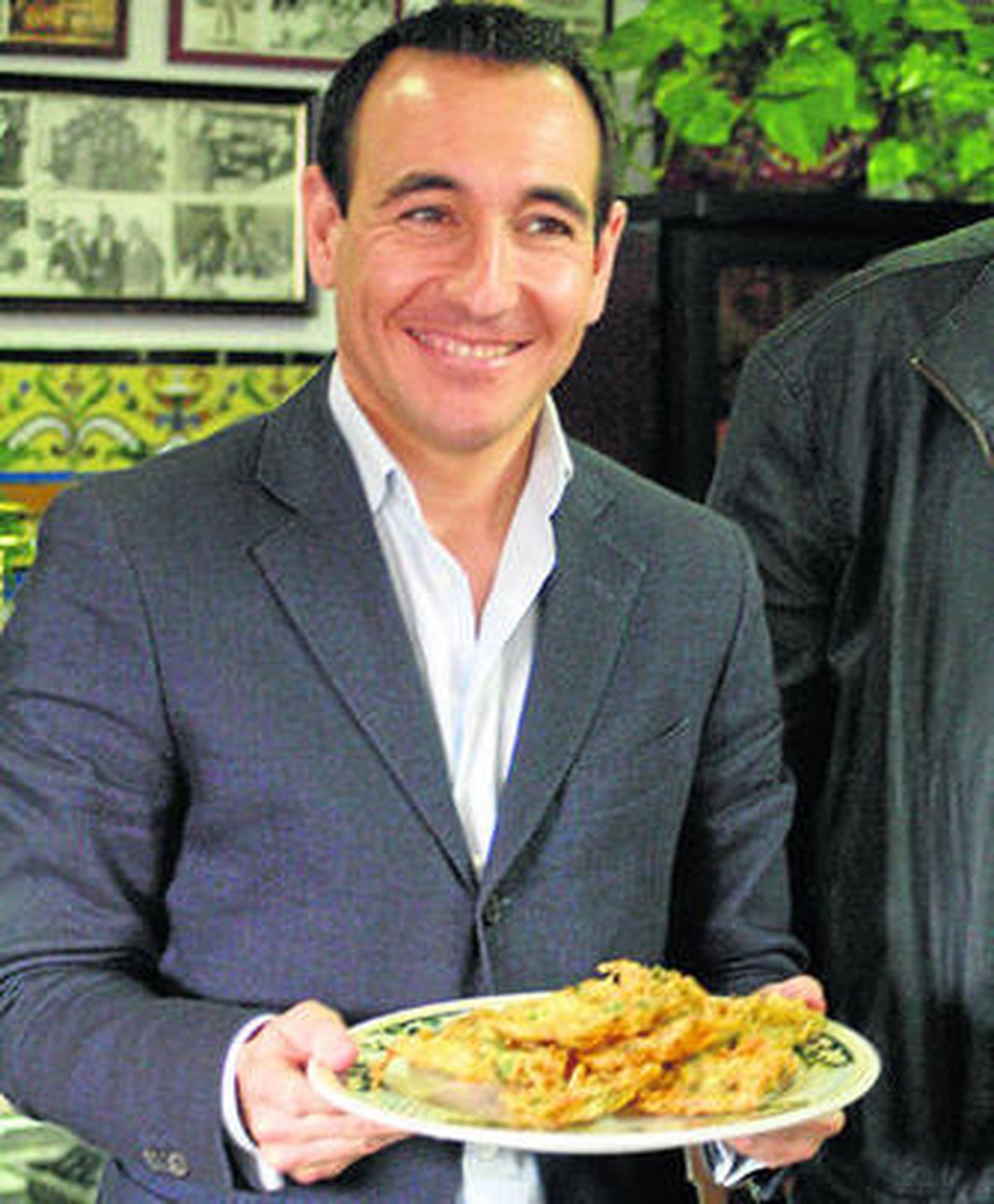López Gil, con un plato de tortillitas de camarones en Venta de Vargas.