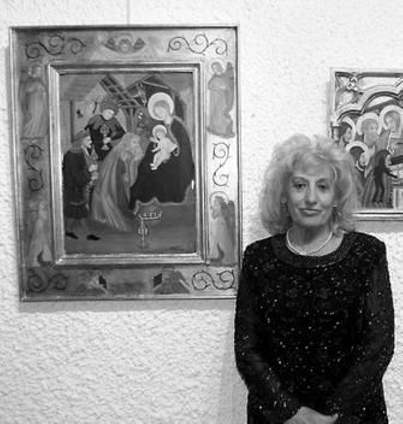 Monserrat Vila, junto a uno de sus retablos.