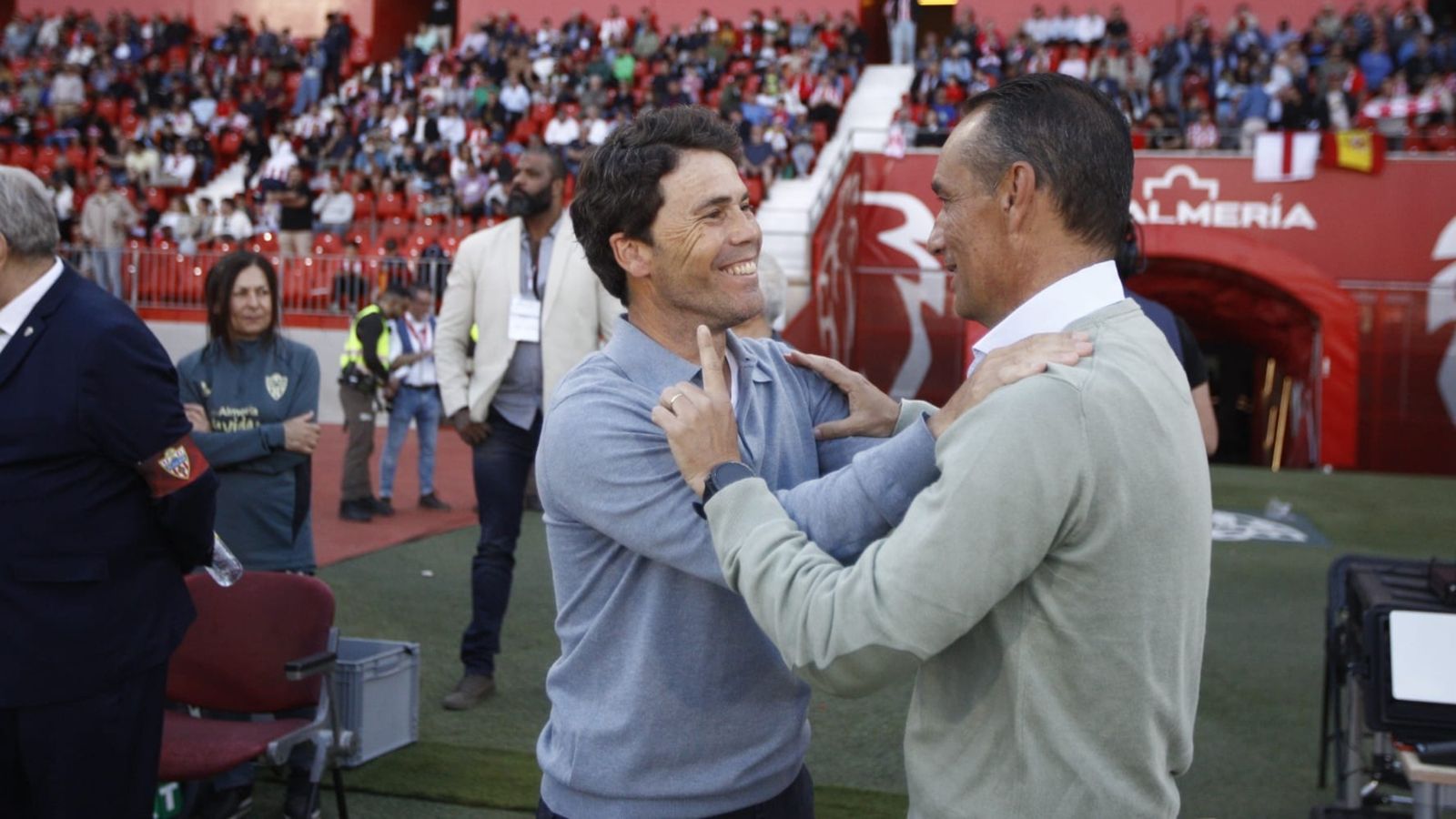 Rubi y Oltra se saludan antes del inicio de las hostilidades.