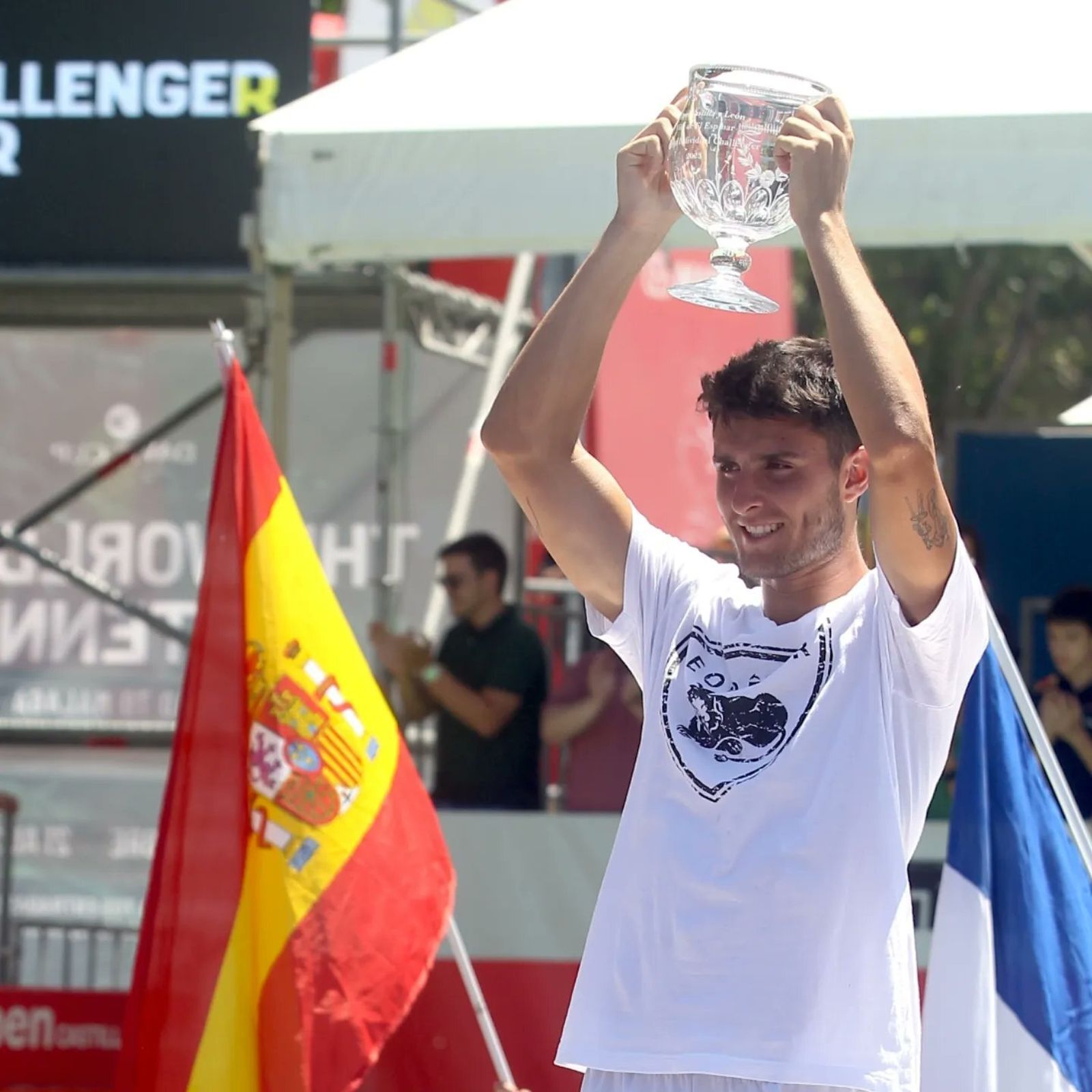 Pablo Llamas levanta la copa de ganador en El Espinar.
