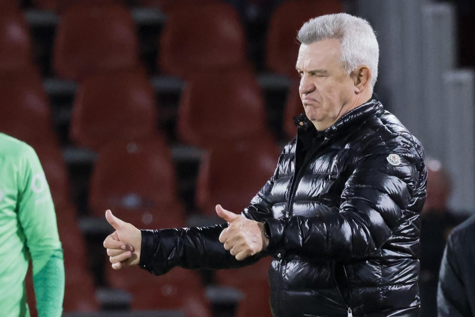 Javier Aguirre hace un gesto de aprobación durante un partido de los mallorquinistas.