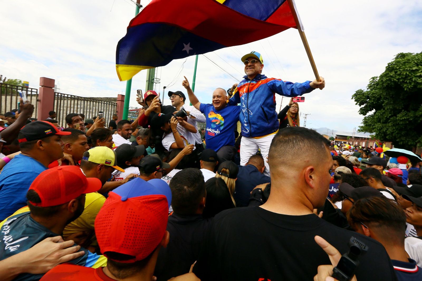 Diosdado Cabello, bajo la bandera de Venezuela, en una imagen de archivo.
