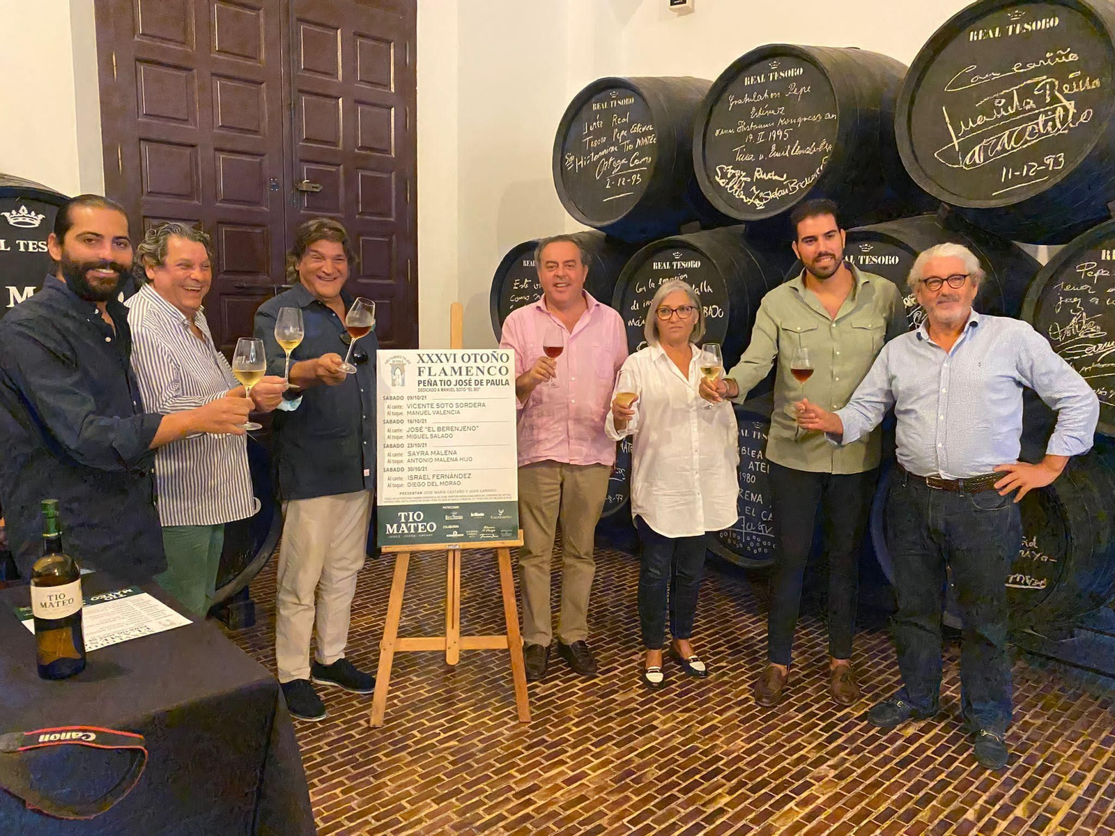 Joaquín Fernández Soto, presidente de la entidad anfitriona, con Juan Alfonso Romero, vicepresidente de la Federación de Peñas Flamencas de Jerez, y los artistas Vicente Soto Sordera y José 'Berenjeno', acompañados también de Pepe Basto, Ana Fernández, directivos de la entidad y el periodista Juan Garrido.