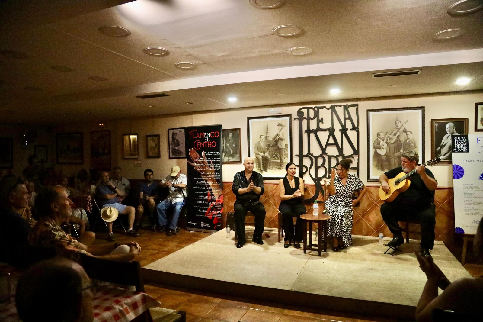 Grupo flamenco 'Serranas' actuando en el tablao de la Peña Juan Breva.