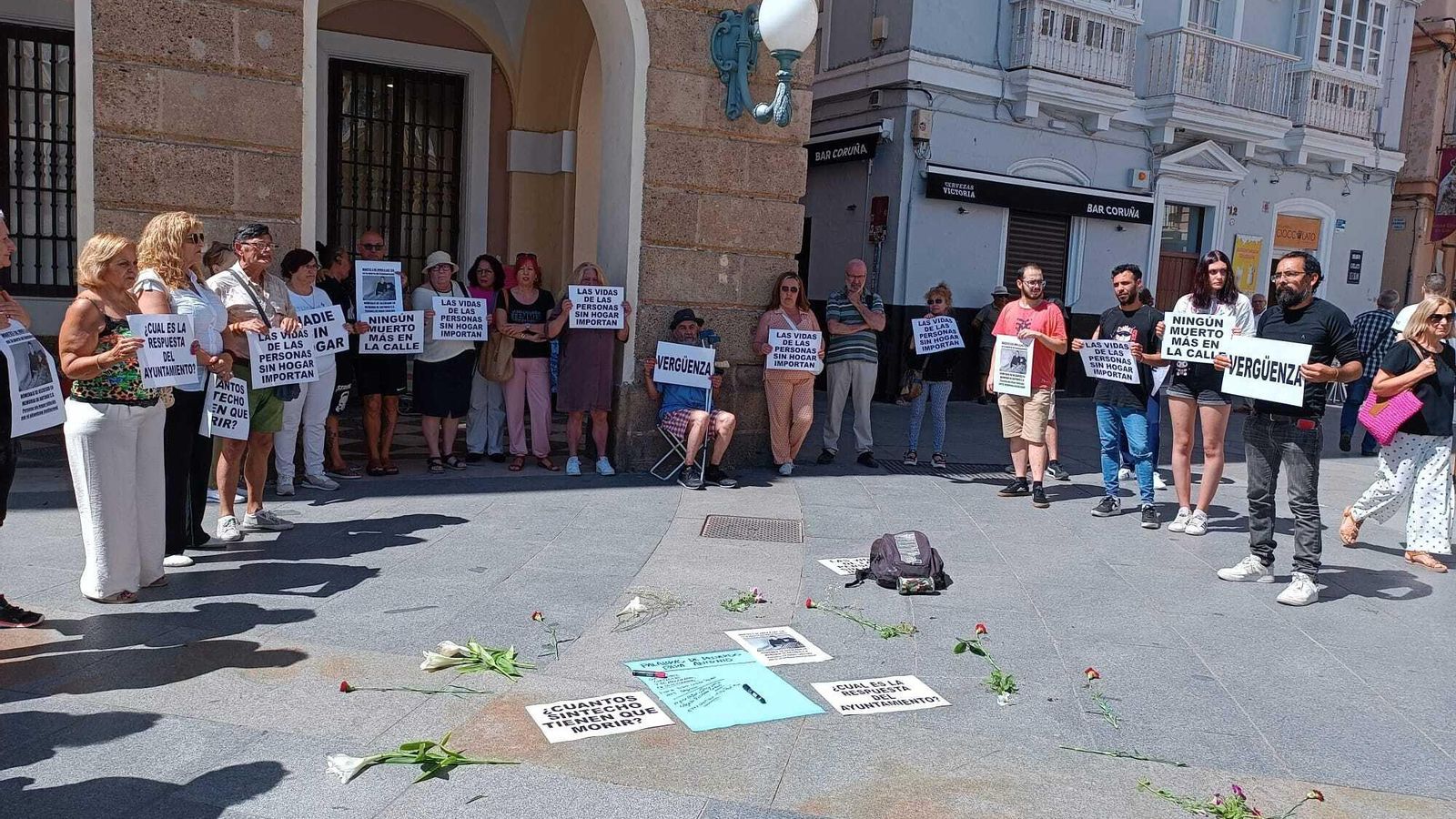 El minuto de silencio por la muerte de una persona sin hogar en Cádiz. El minuto de silencio por la muerte de una persona sin hogar en Cádiz.