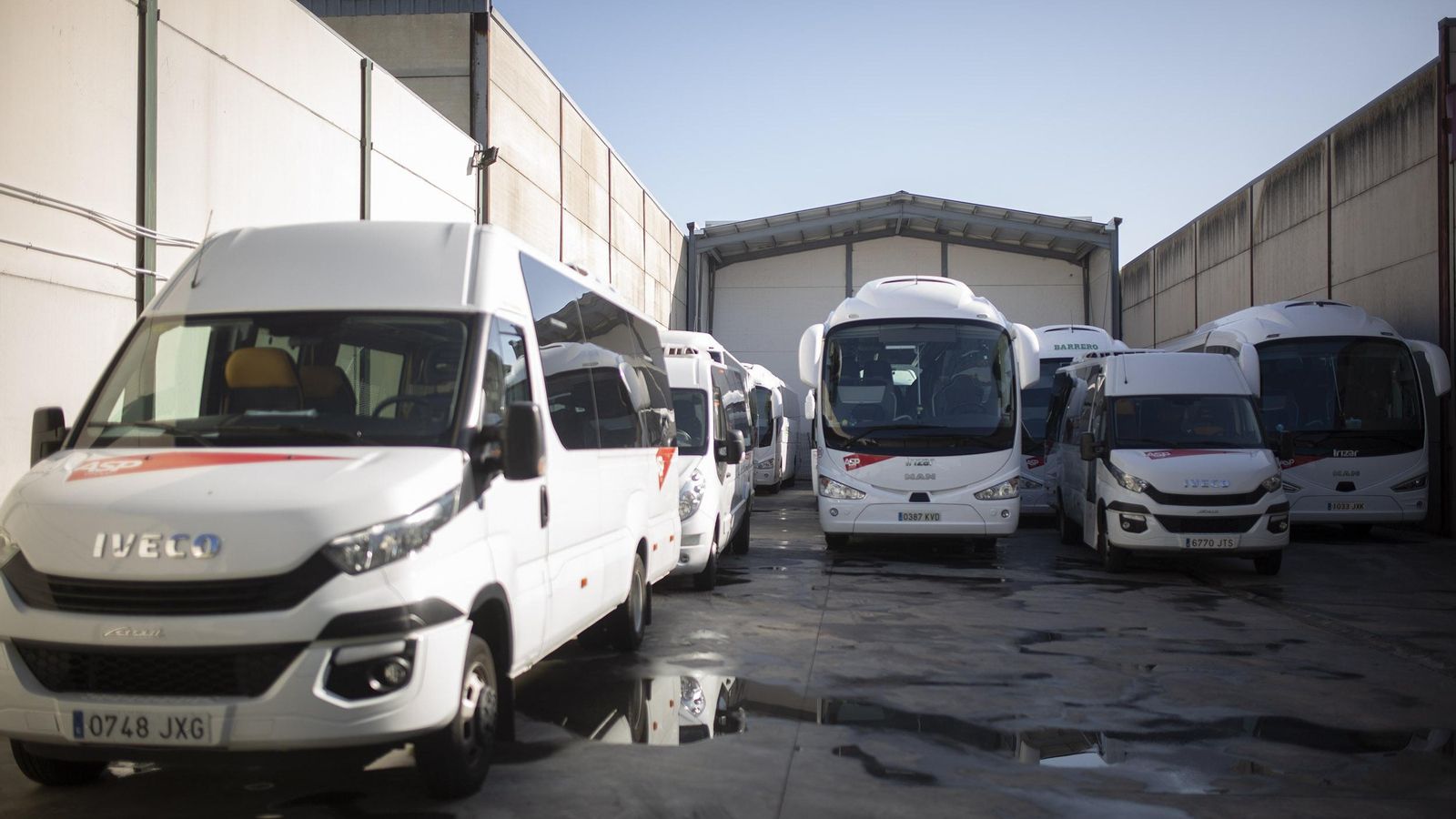 Instalaciones de Autocares Barrero en Sevilla, con los autobuses parados.