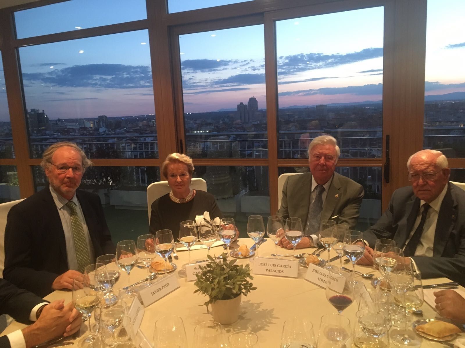José Luis García Palacios junto a su esposa, Pilar Álvarez Bustos, reciben el homenaje del Grupo Caja Rural.