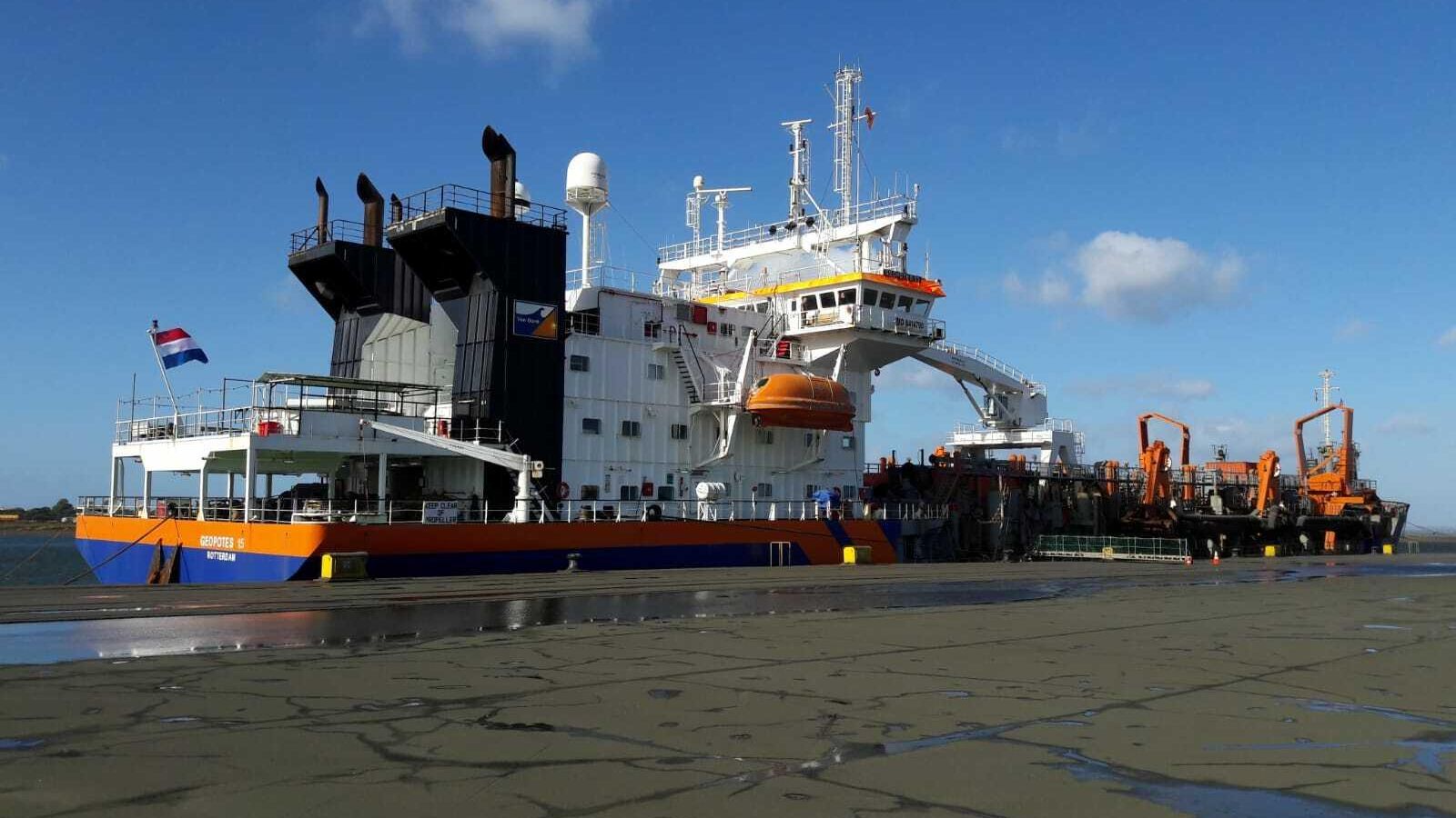 La draga que limpió los fondos de las aguas interiores amarrada en el Muelle de Levante.