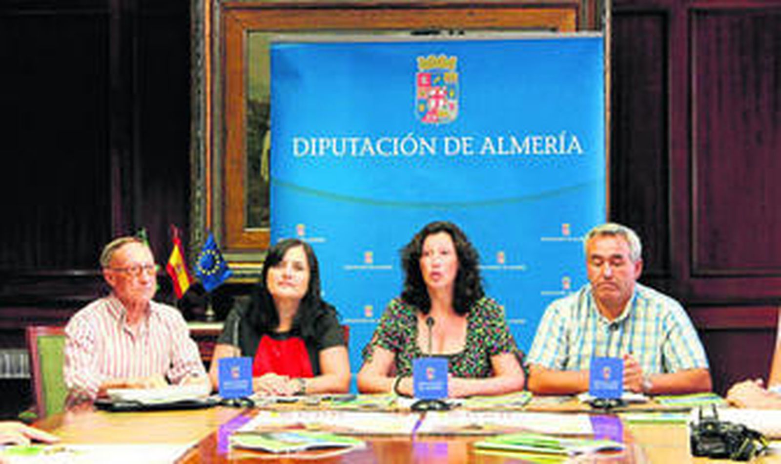 María Vázquez acompañada de Isabel Arévalo, Adolfo García de Viana y Juan José Castillo, alcalde de Albondón.
