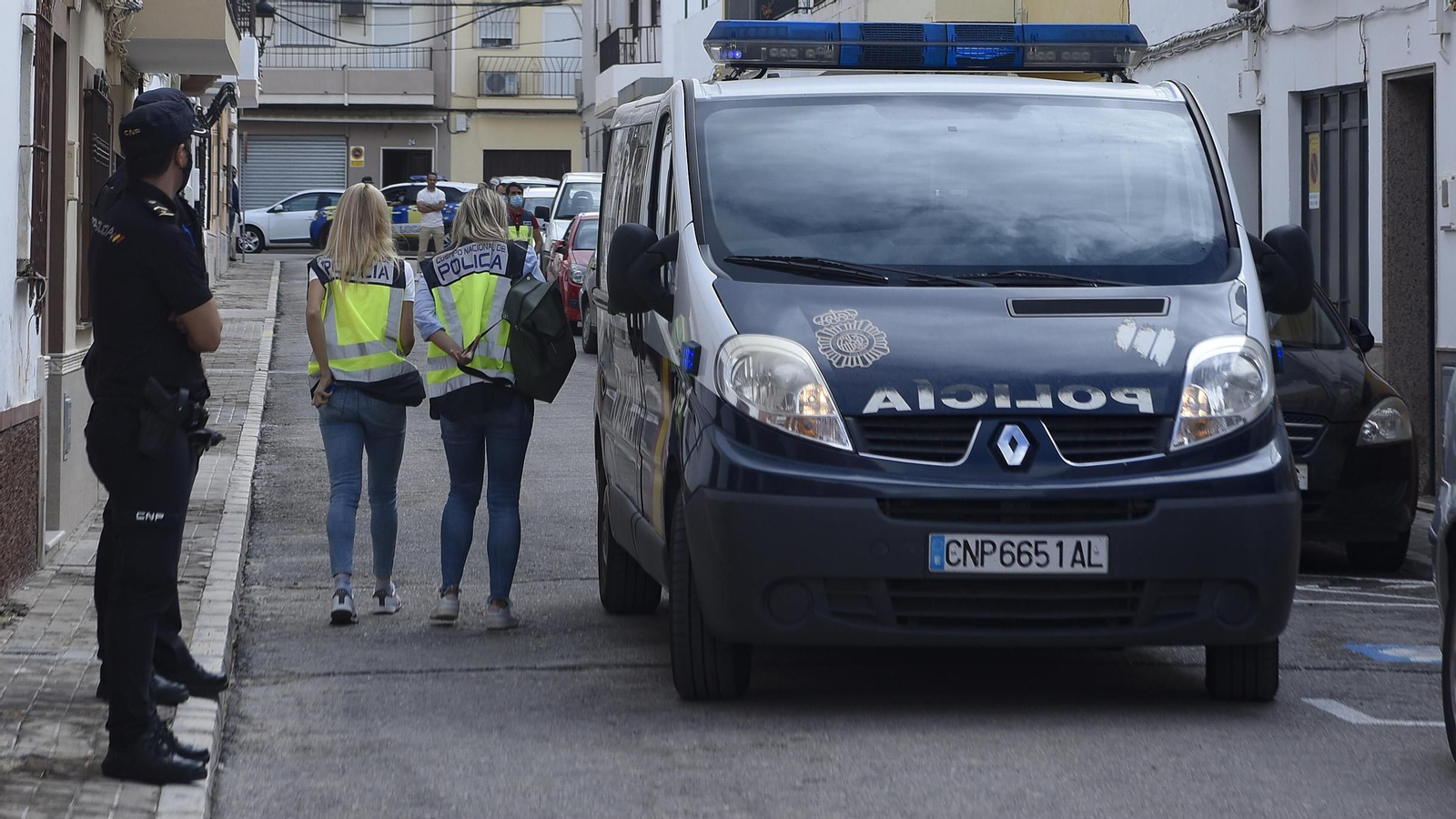 Policías en la calle Los Molares de Morón de la Frontera.