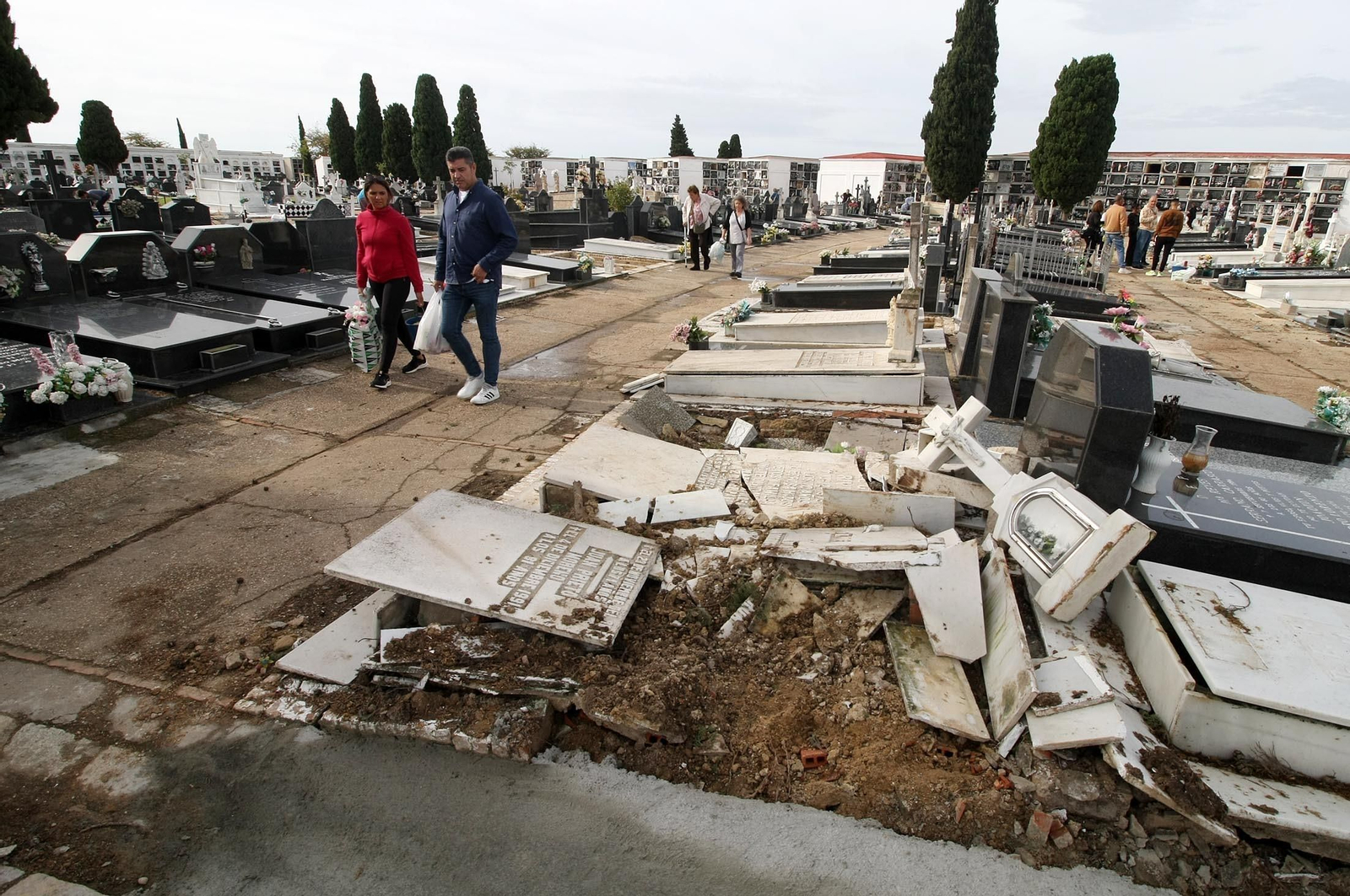 Imágenes del ambiente en el cementerio La Soledad, Huelva