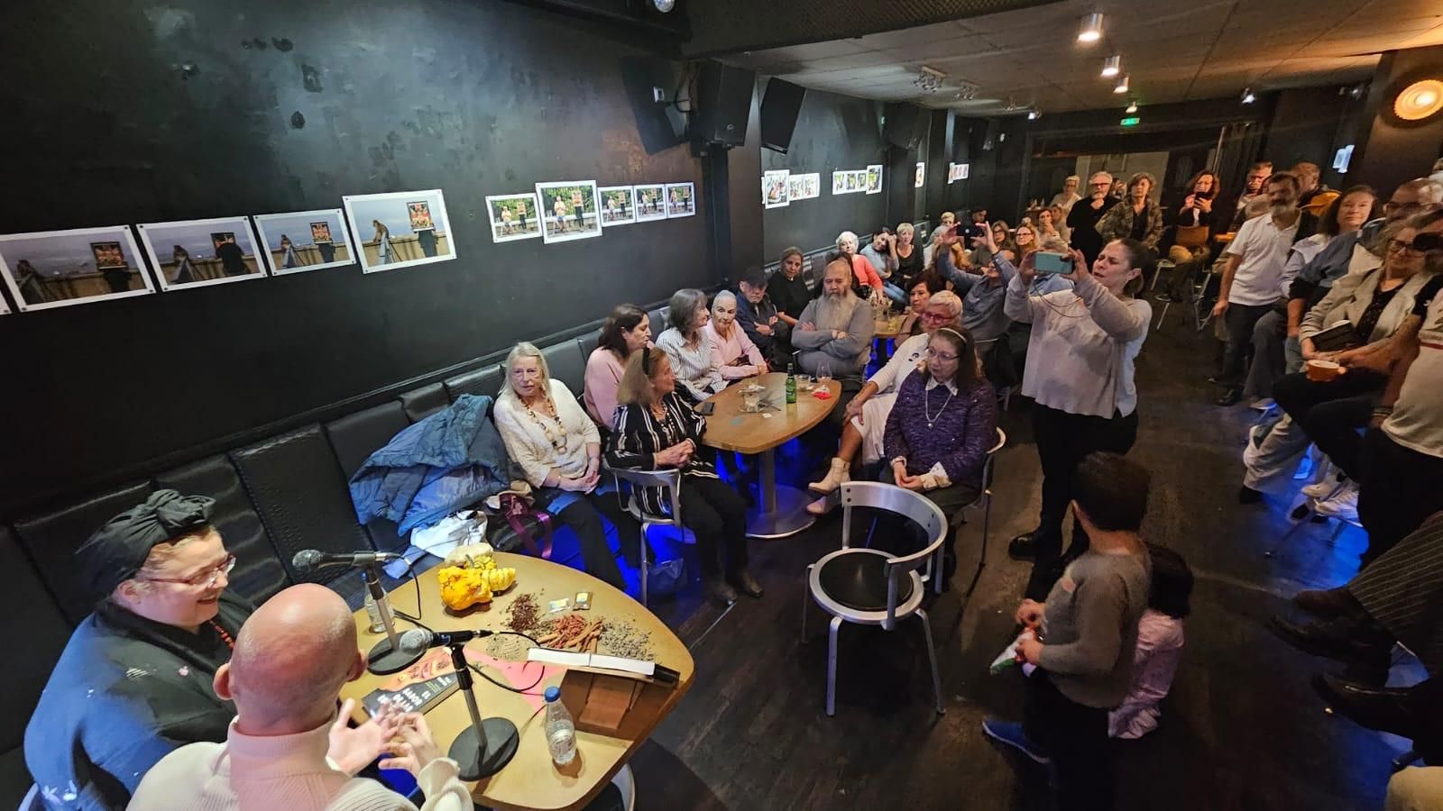Momento de la presentación de 'El sabor de las especias' de Yuli Perpén