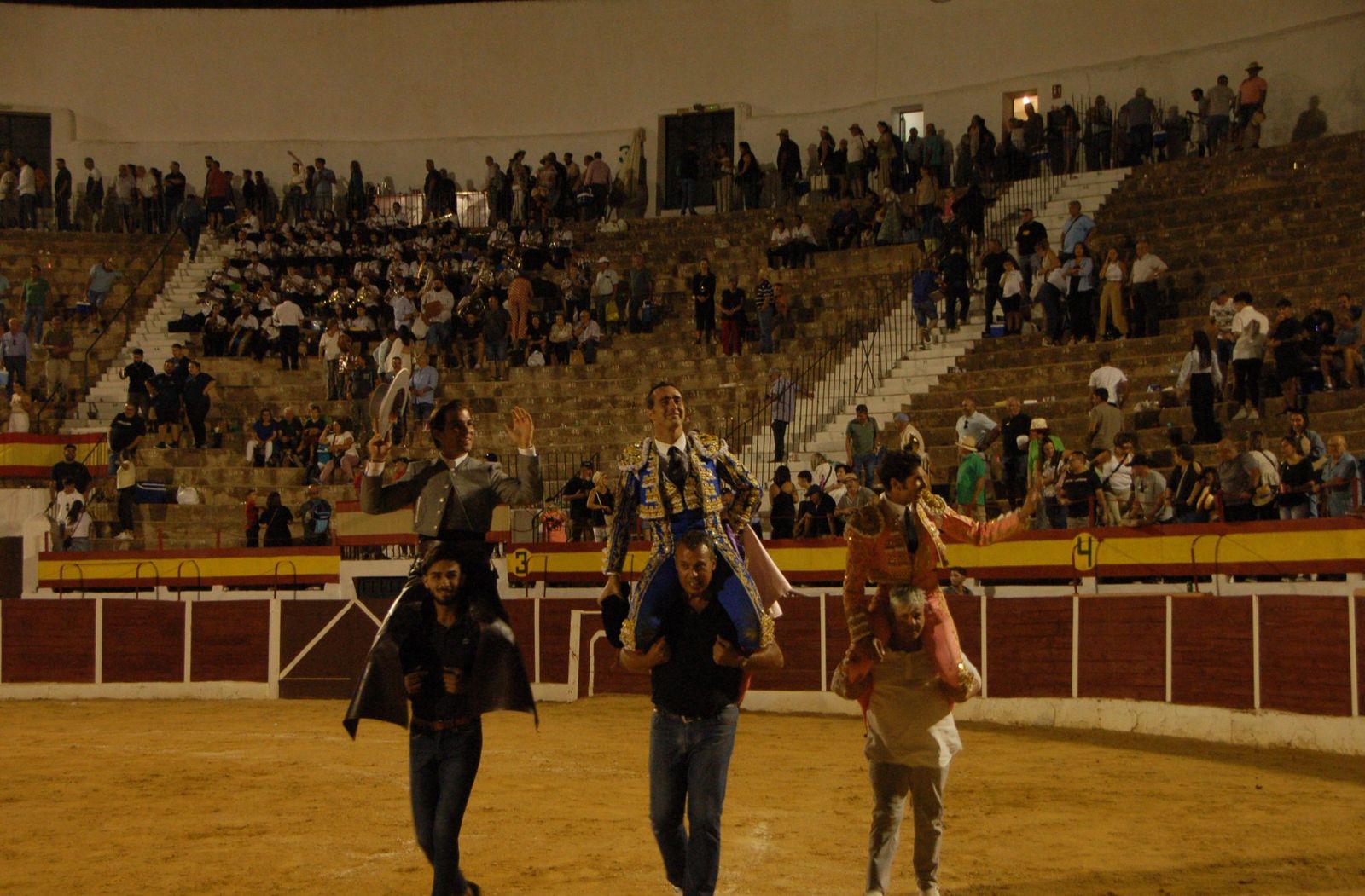 Los diestros, a hombros al finalizar el festejo