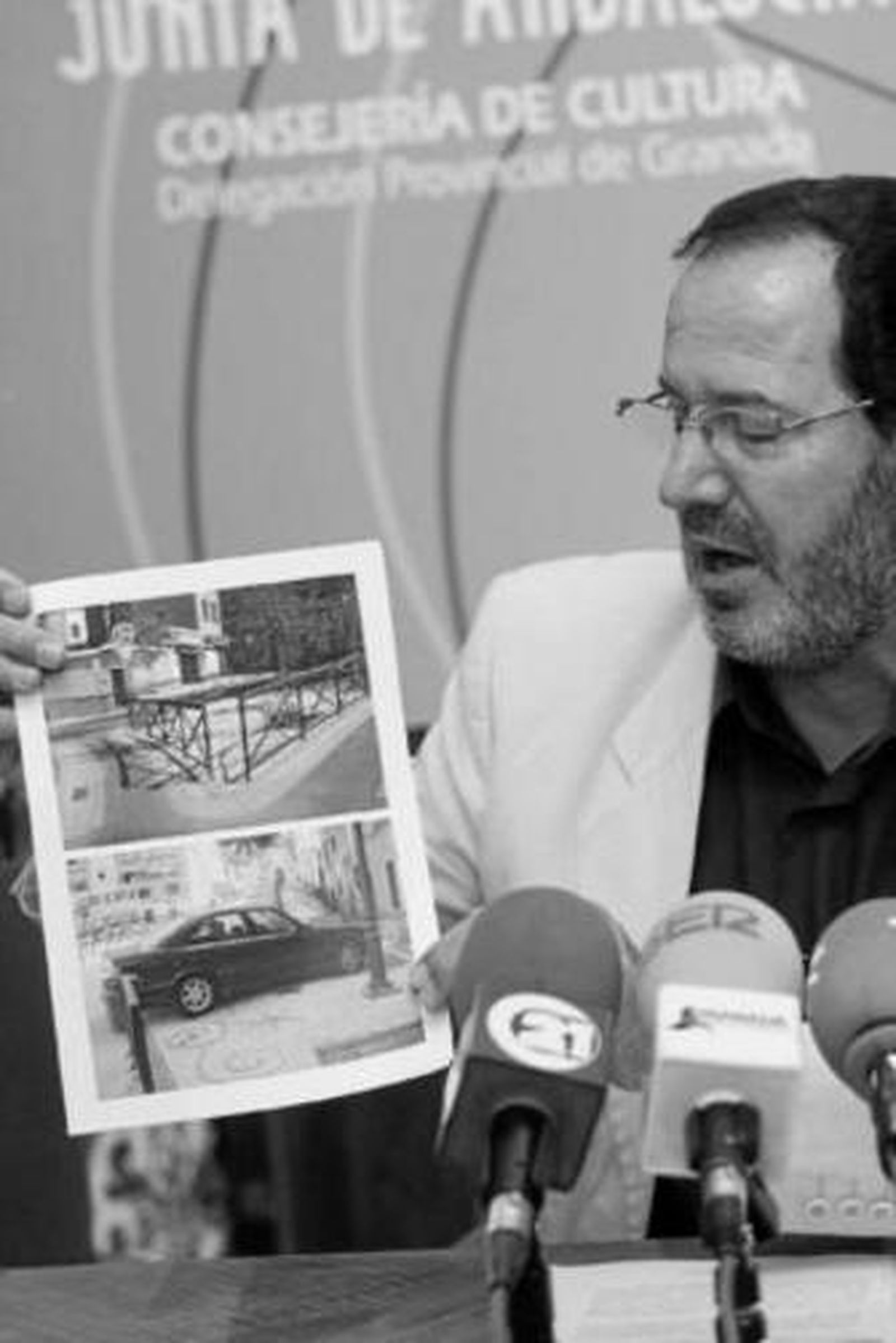 El delegado de Cultura compareció tras la Comisión de Patrimonio.