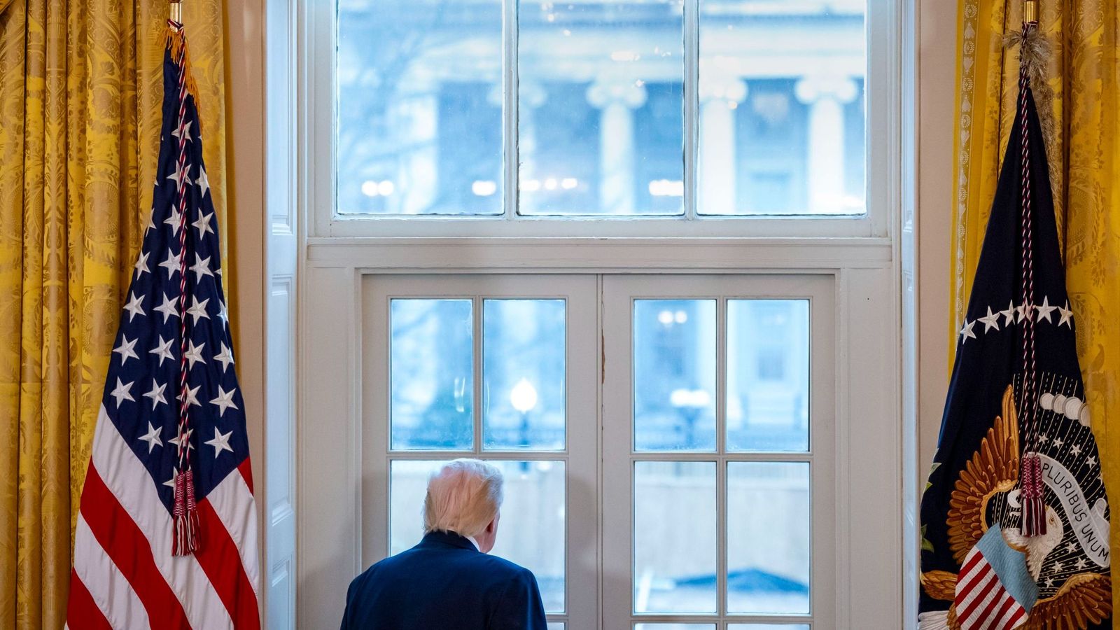 Donald Trump mira por una ventana del Despacho Oval de la Casa Blanca.