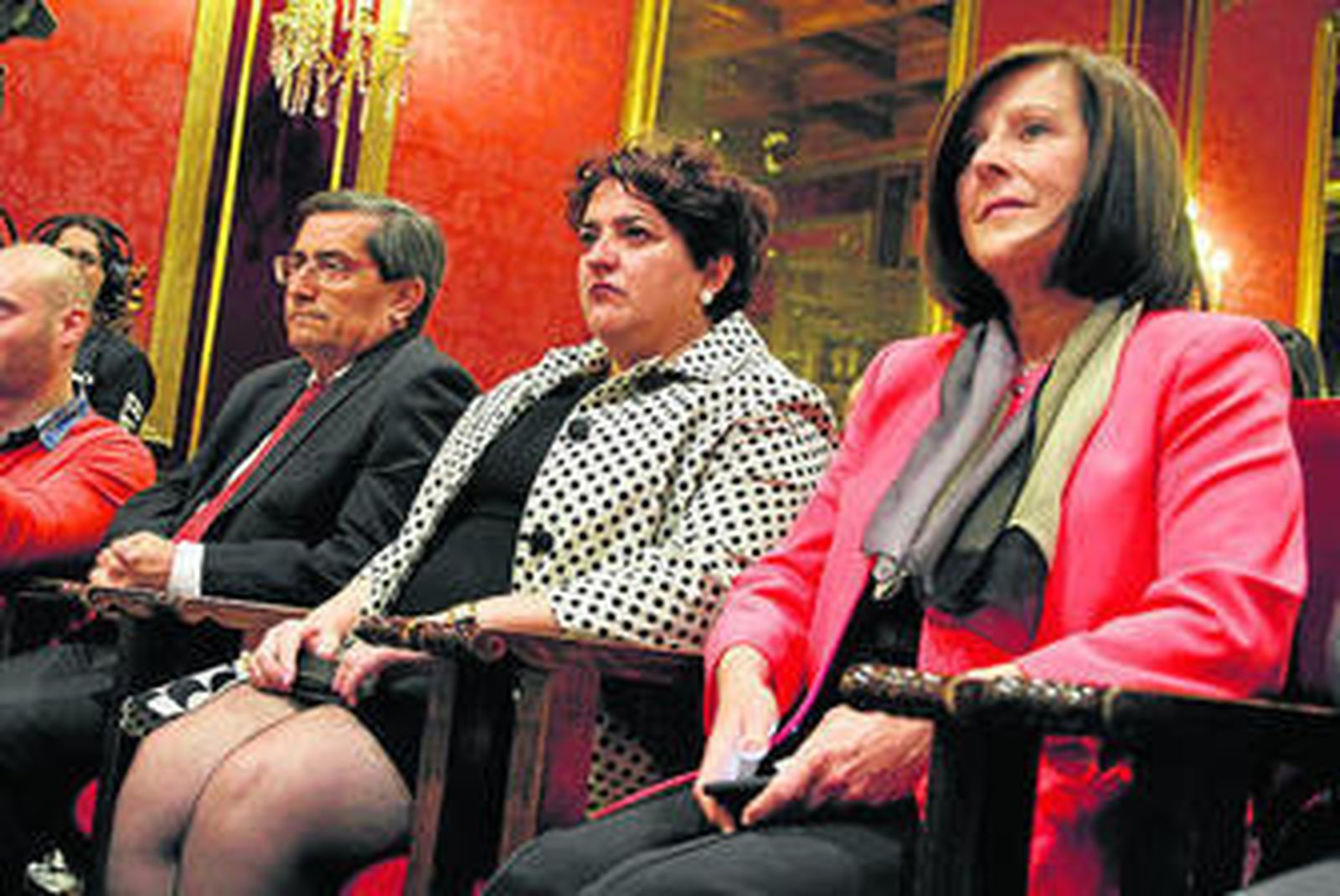 Pepe Entrena, Teresa Jiménez y María José Sánchez Rubio, en primera fila.