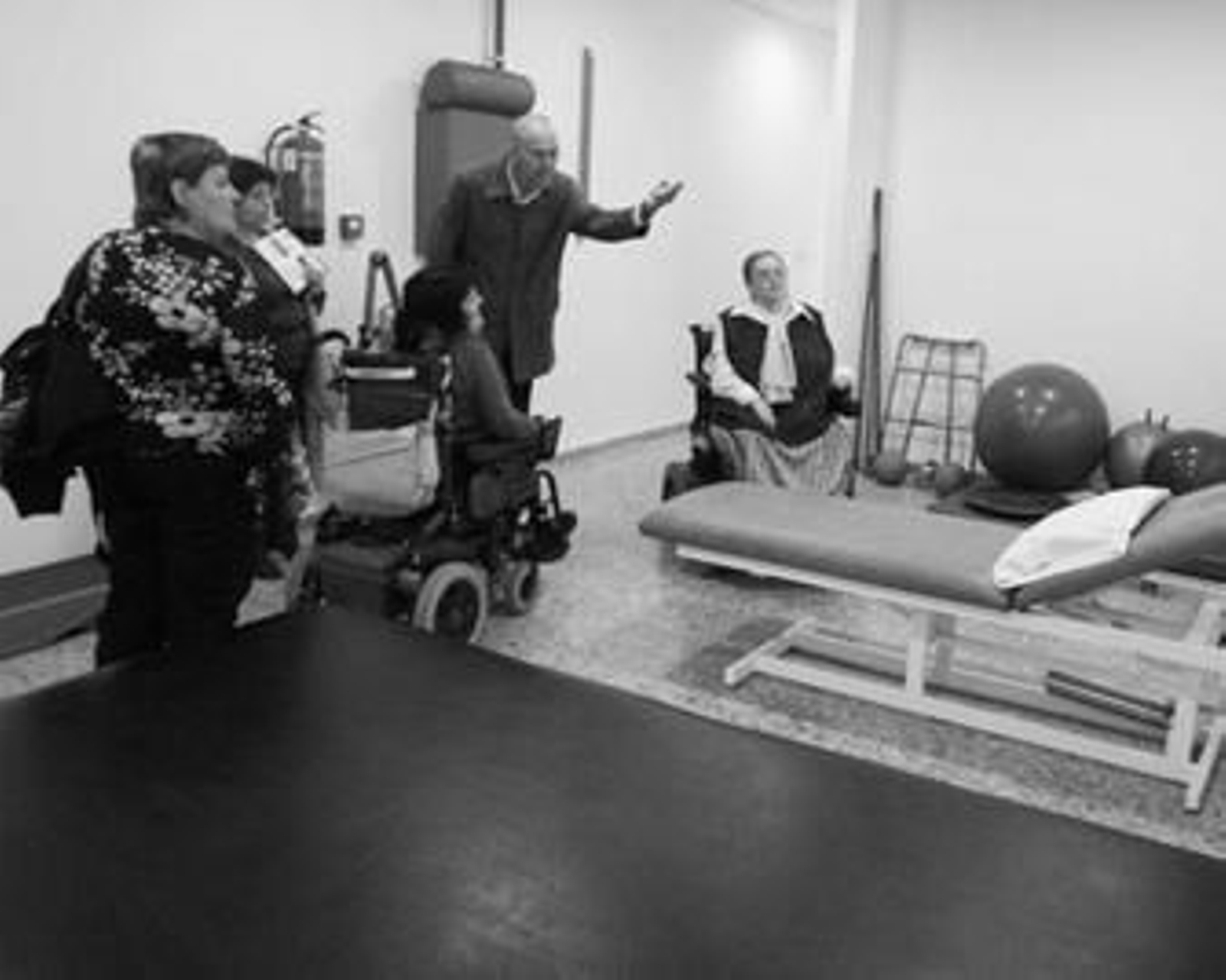 Cózar y Márquez, a la derecha, muestran la sala de rehabilitación a algunos de los asociados.