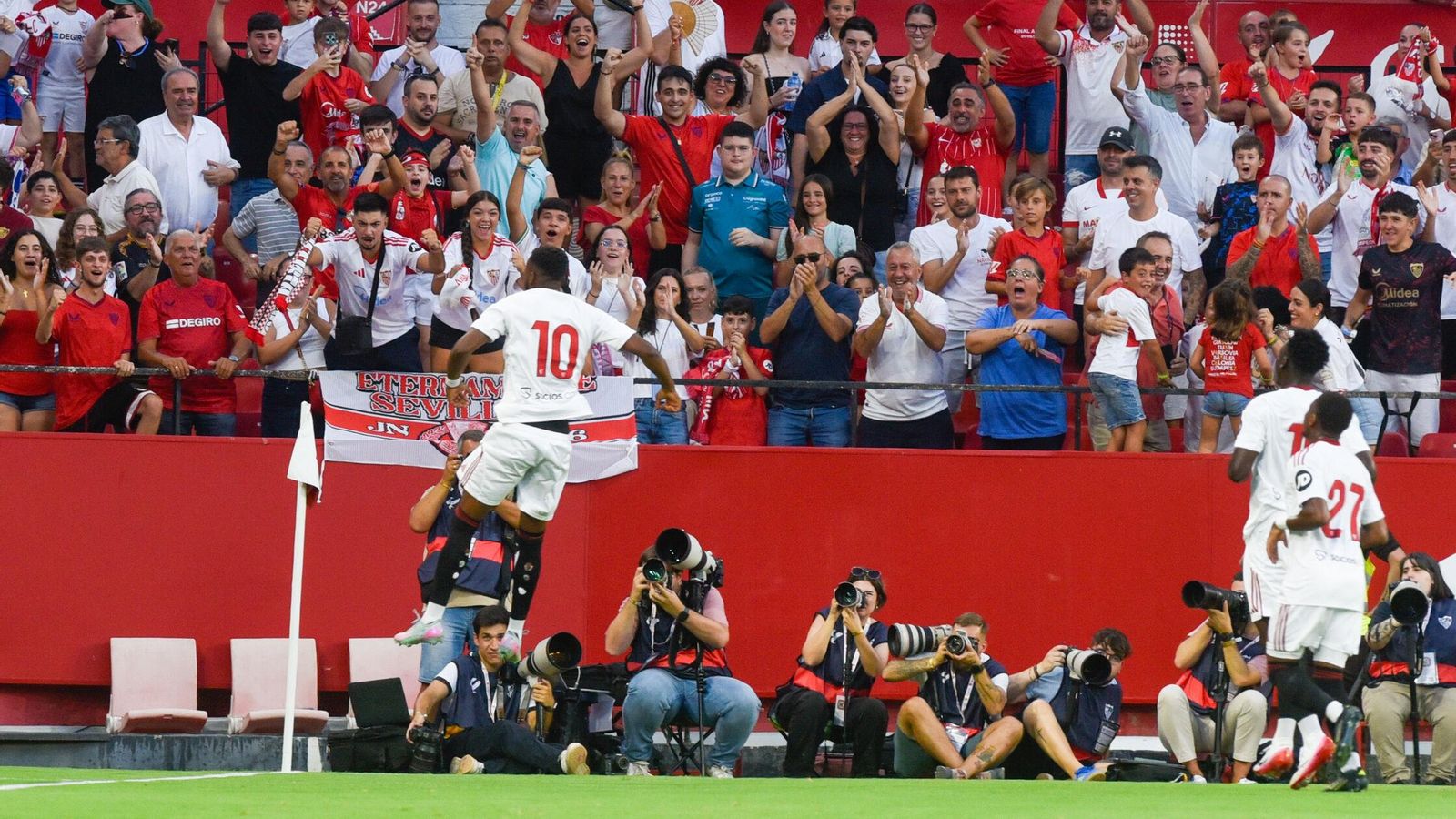Lukébakio celebra el 1-0.