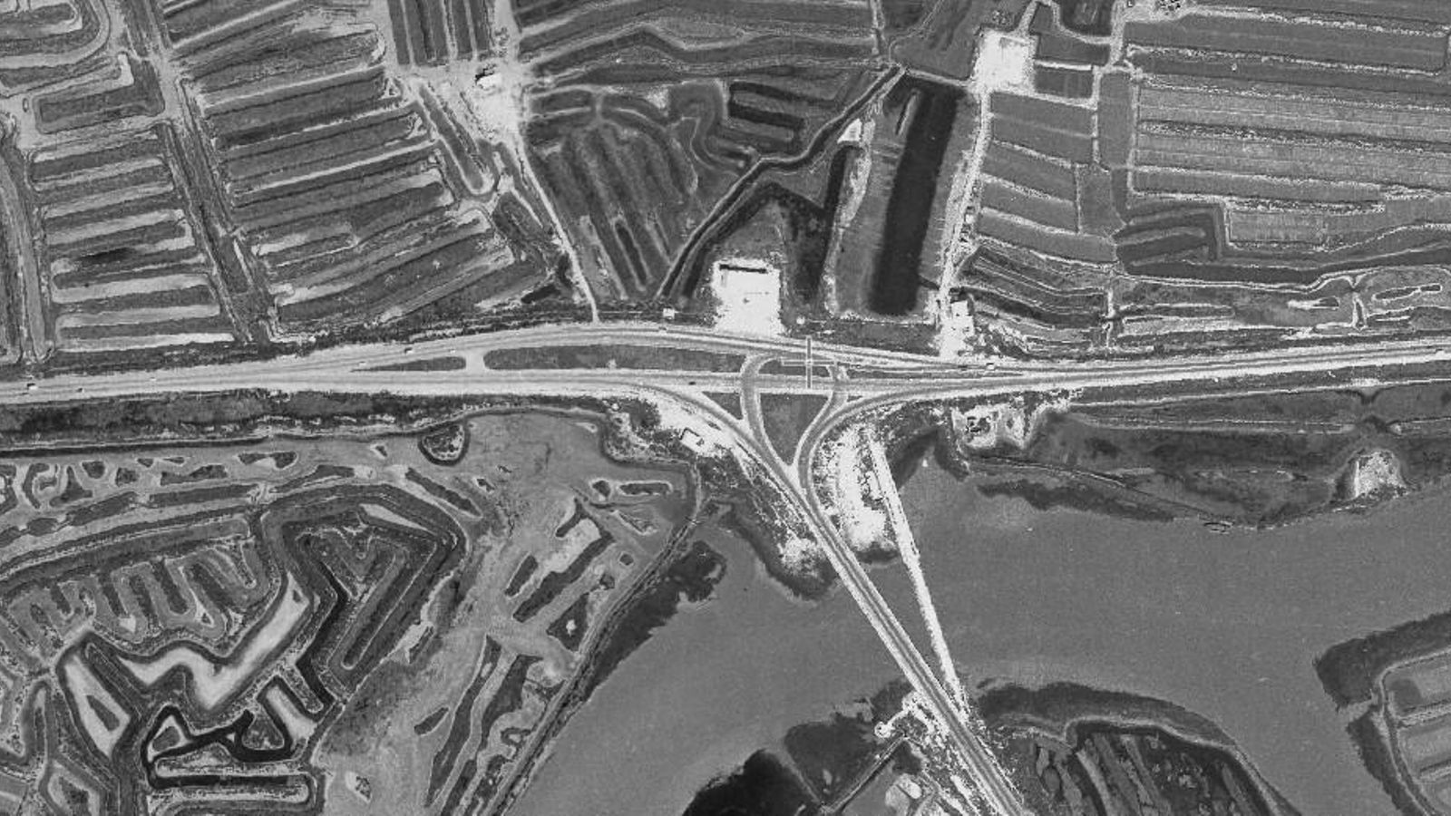 Vista aérea del cruce de Tres Caminos en los años 80, antes de la construcción del paso superior.