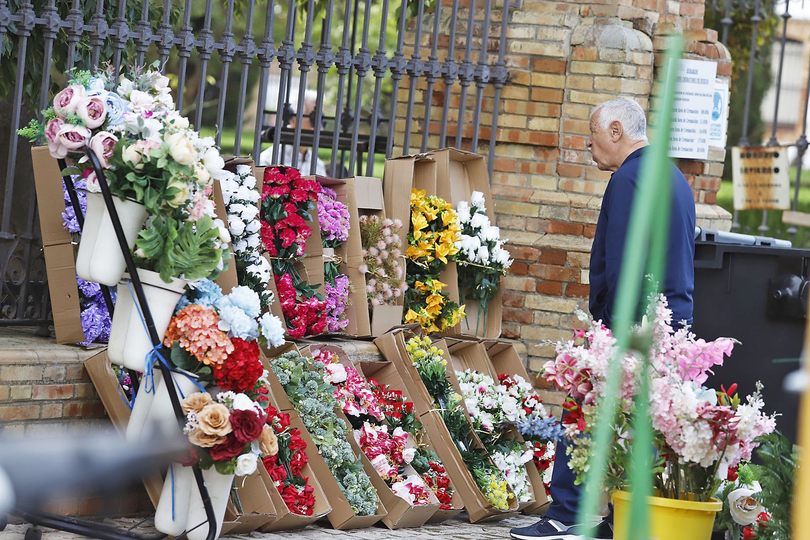 Imágenes del Día de Todos los Santos en el cementerio de la Soledad de Huelva