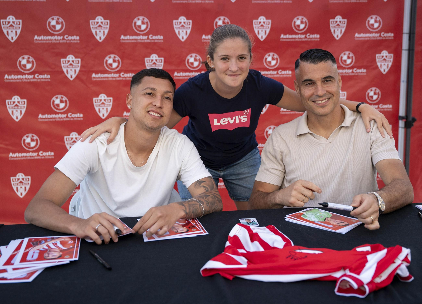 Los jugadores de la UDA Thalys y Andrés firman autógrafos