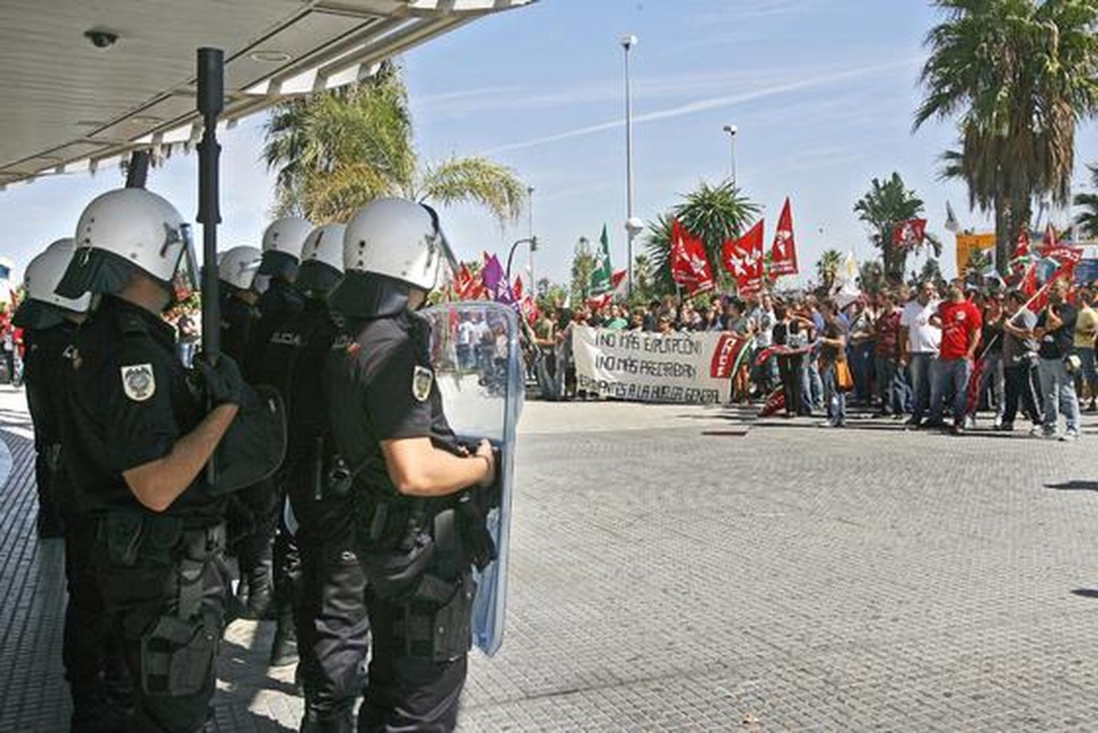 Los piquetes tomaron el centro de la capital desde primera hora de la mañana para impedir la apertura de comercios y empresas. /Joaquín Pino