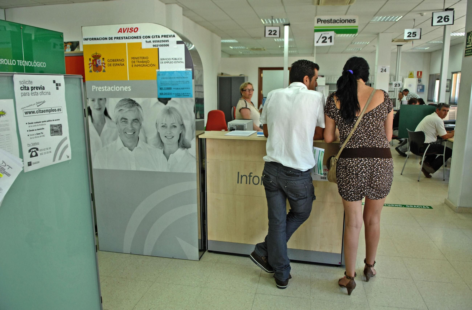 Dos personas realizan gestiones en un centro del SAE.