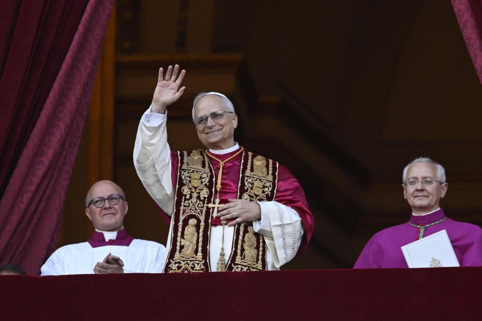 El papa León XIV, tras ser elegido en el cónclave.