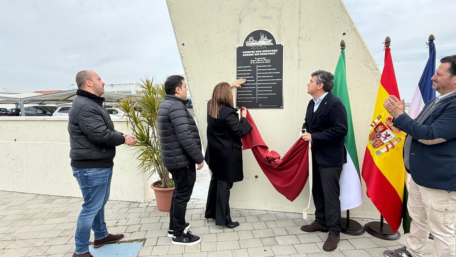 Descubren la placa que homenajea a los tripulantes fallecidos en el Puerto de El Terrón.
