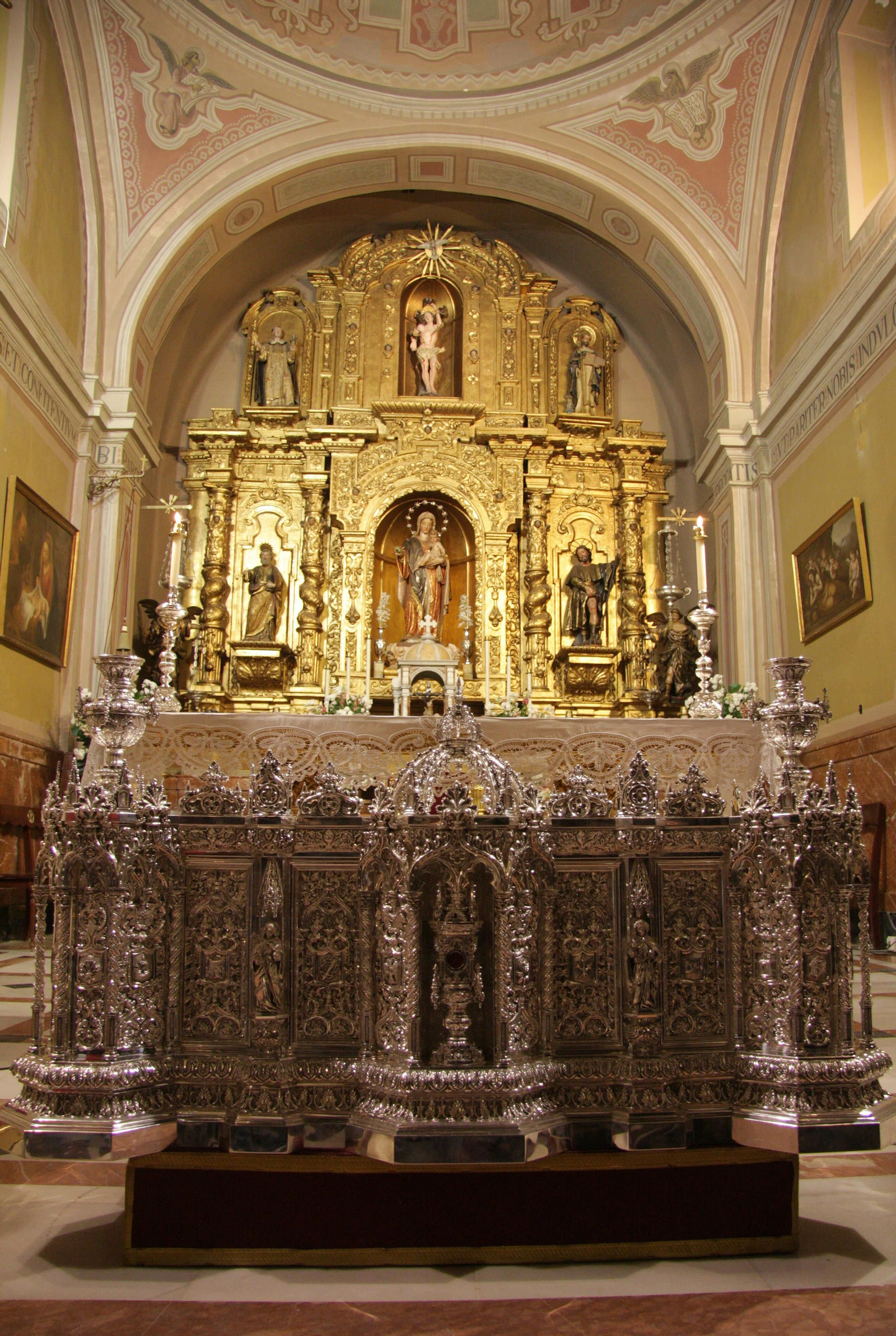 La peana de la Virgen de la Paz en el interior de la Iglesia de San Sebastián.