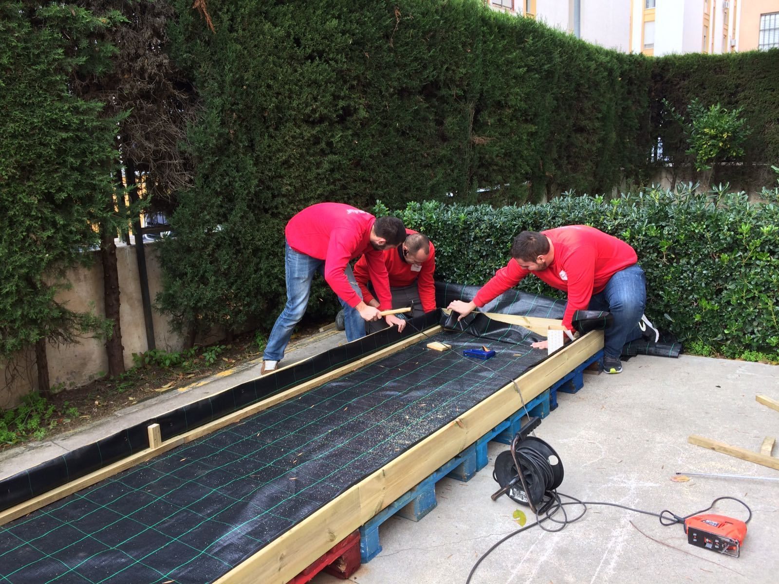 Los monitores preparan algunos de los huertos para su funcionamiento en un centro educativo portuense.