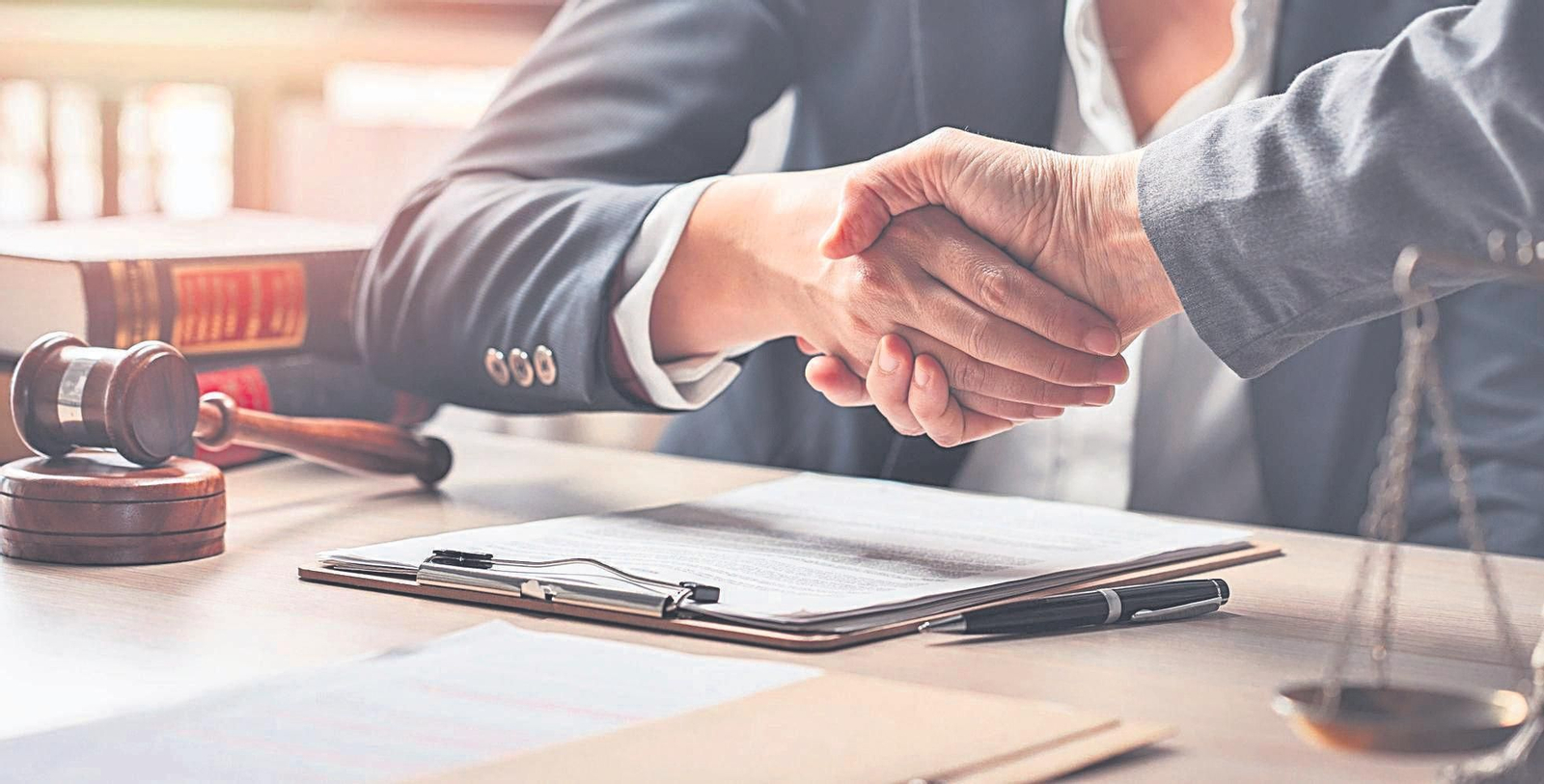 Garantizan la calidad y la ética del ejercicio profesional, protegiendo a los colegiados y ciudadanos.