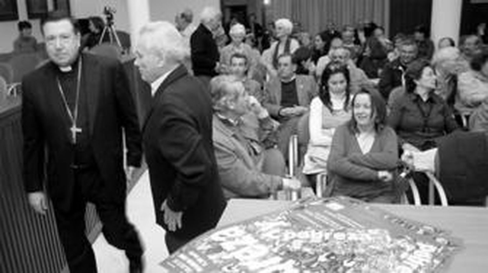 El obispo, Juan del Río Martín, junto a Víctor Renes ayer durante la primera sesión de conferencias.