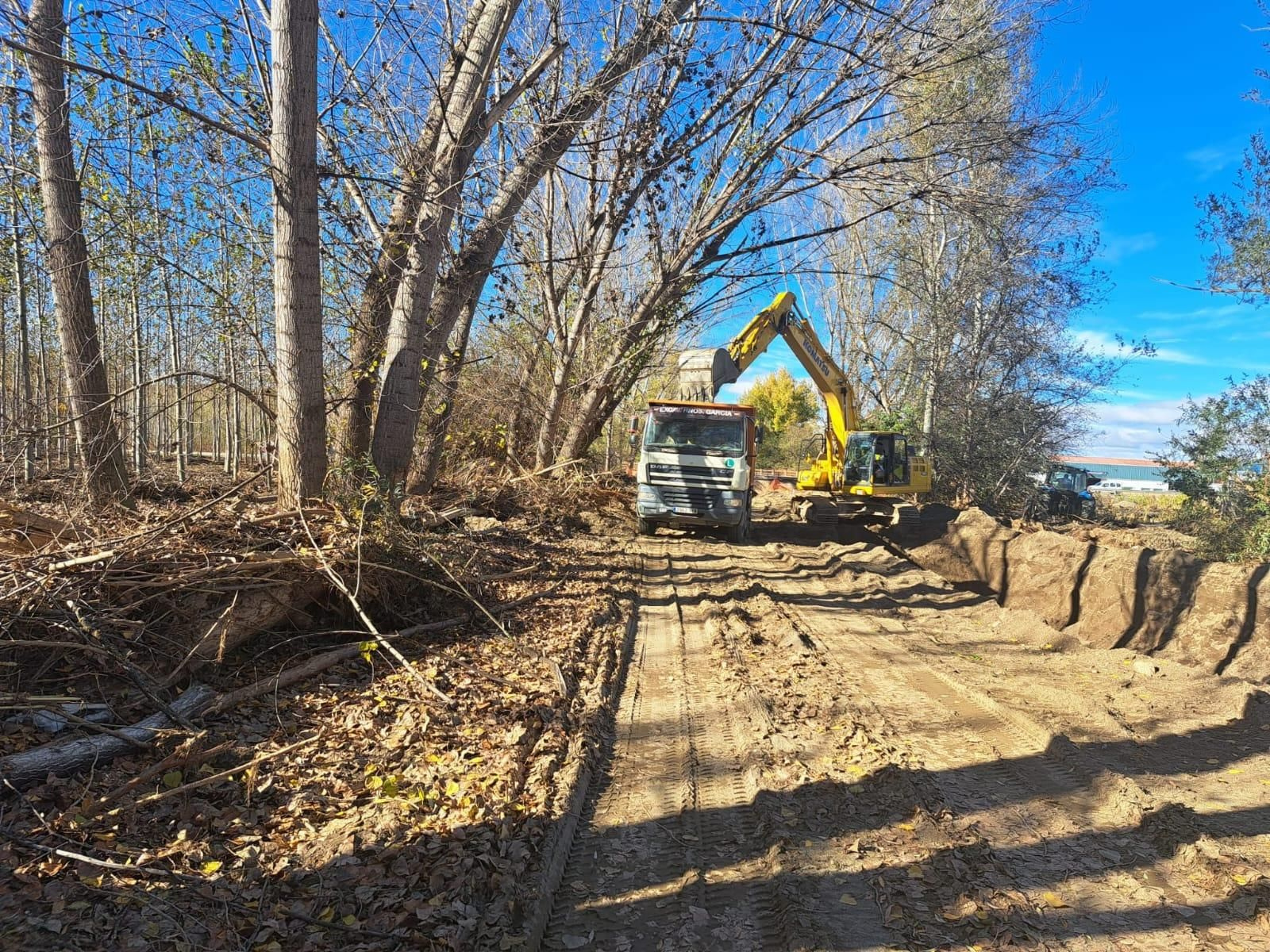 Imagen de los trabajos que realiza la CHG tras la DANA en Granada