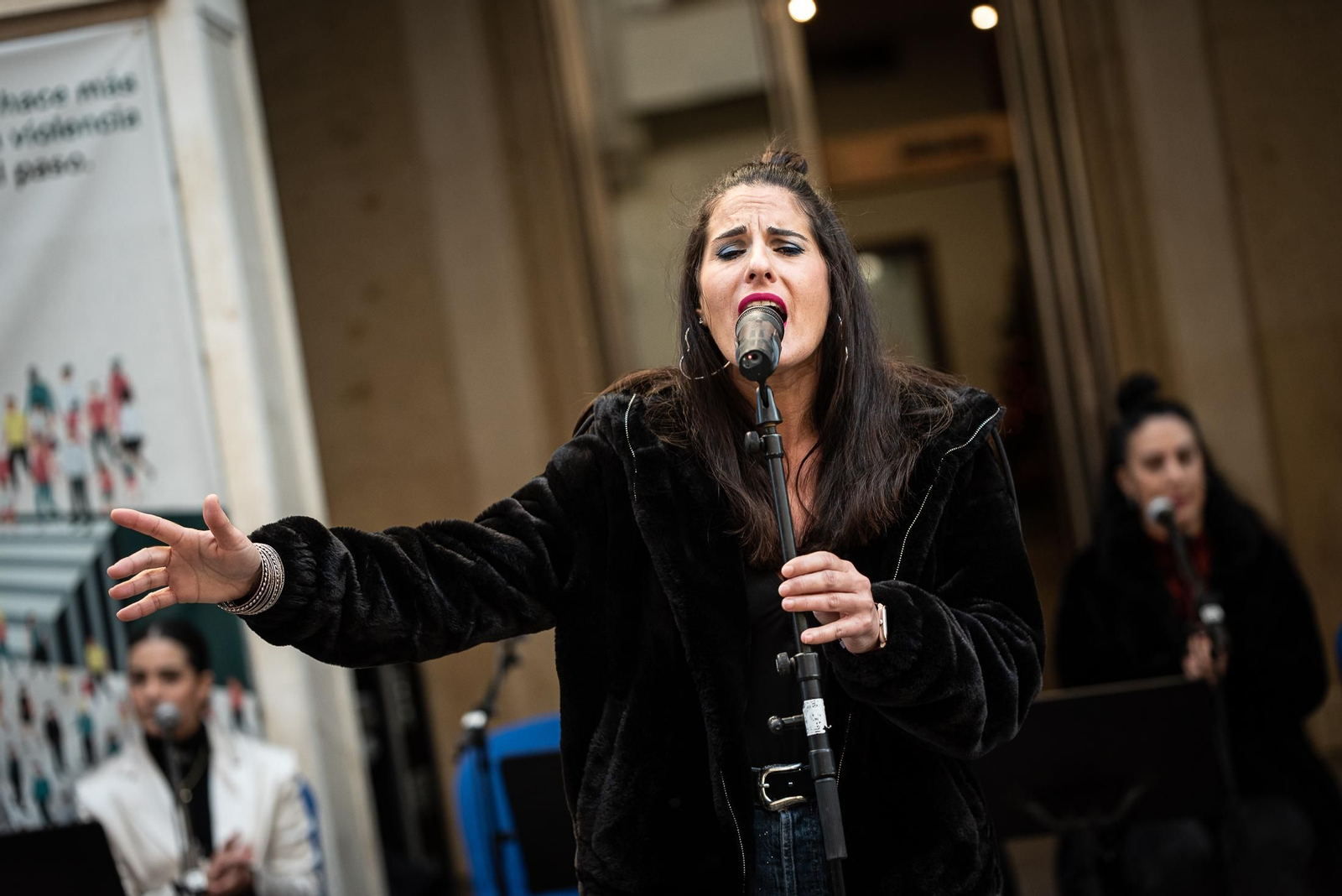 Imágenes de la Zambombá " Sones de Navidad" en la puerta de la Diputación