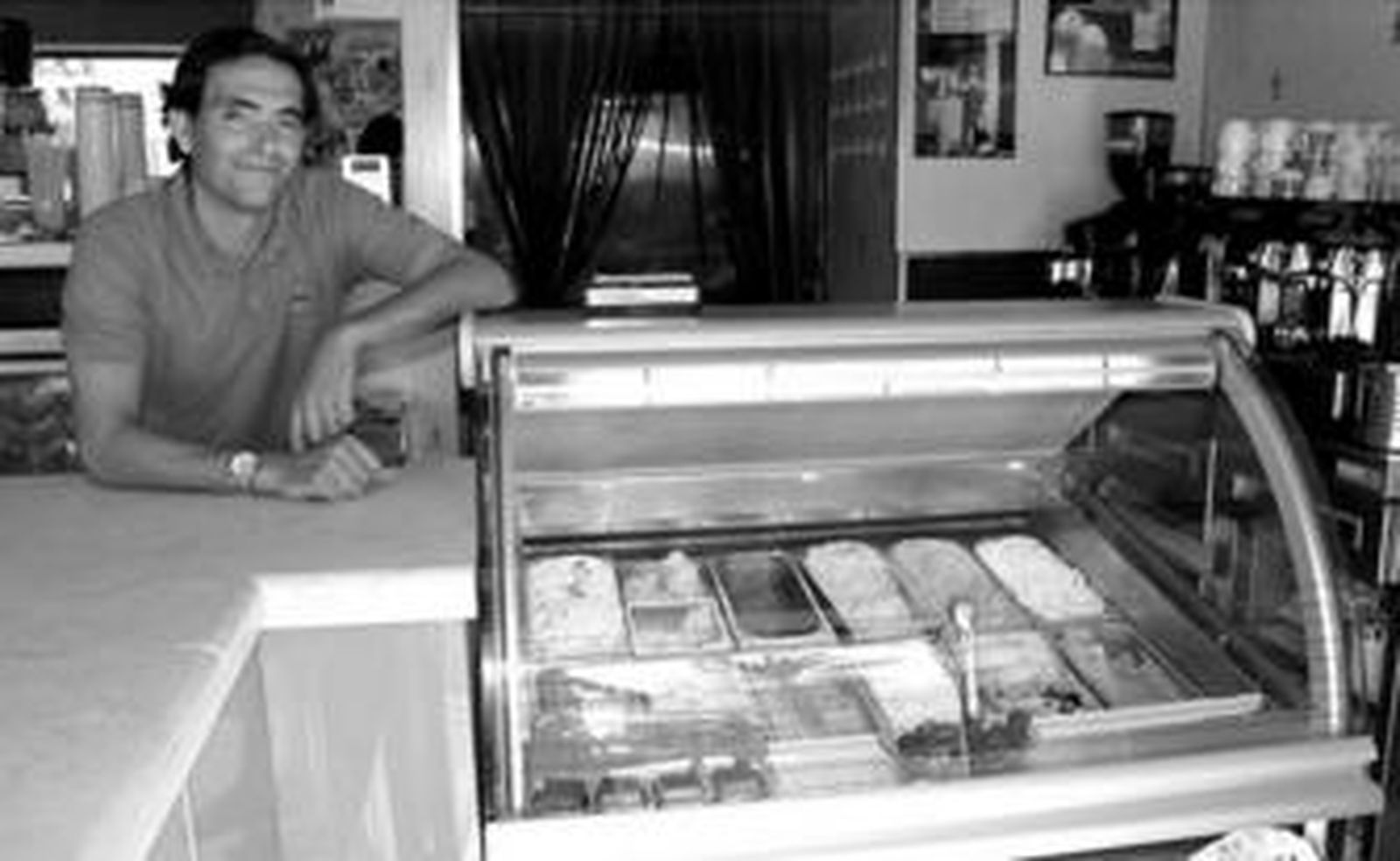 Chimo posa junto a sus helados tradicionales, en la plaza del Arenal.