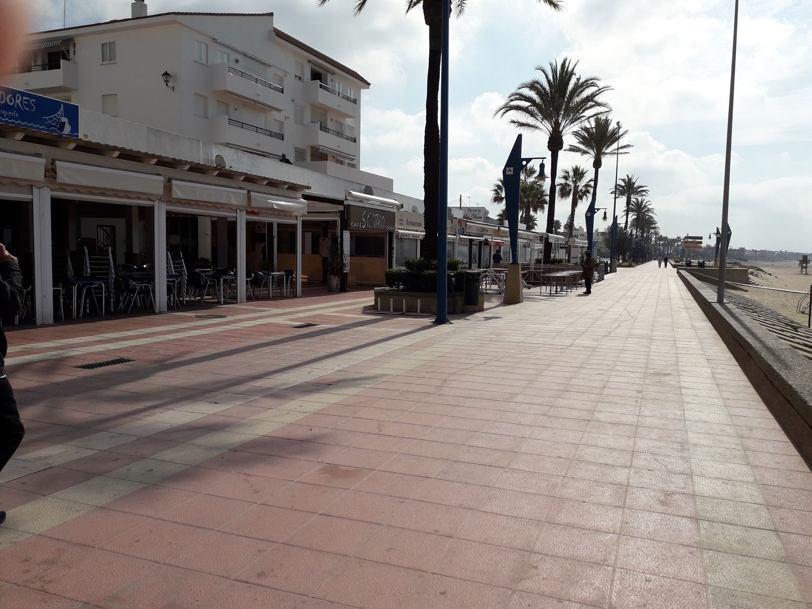 Aspecto del paseo marítimo sobre las once de la mañana de hoy sábado con los negocios cerrados.