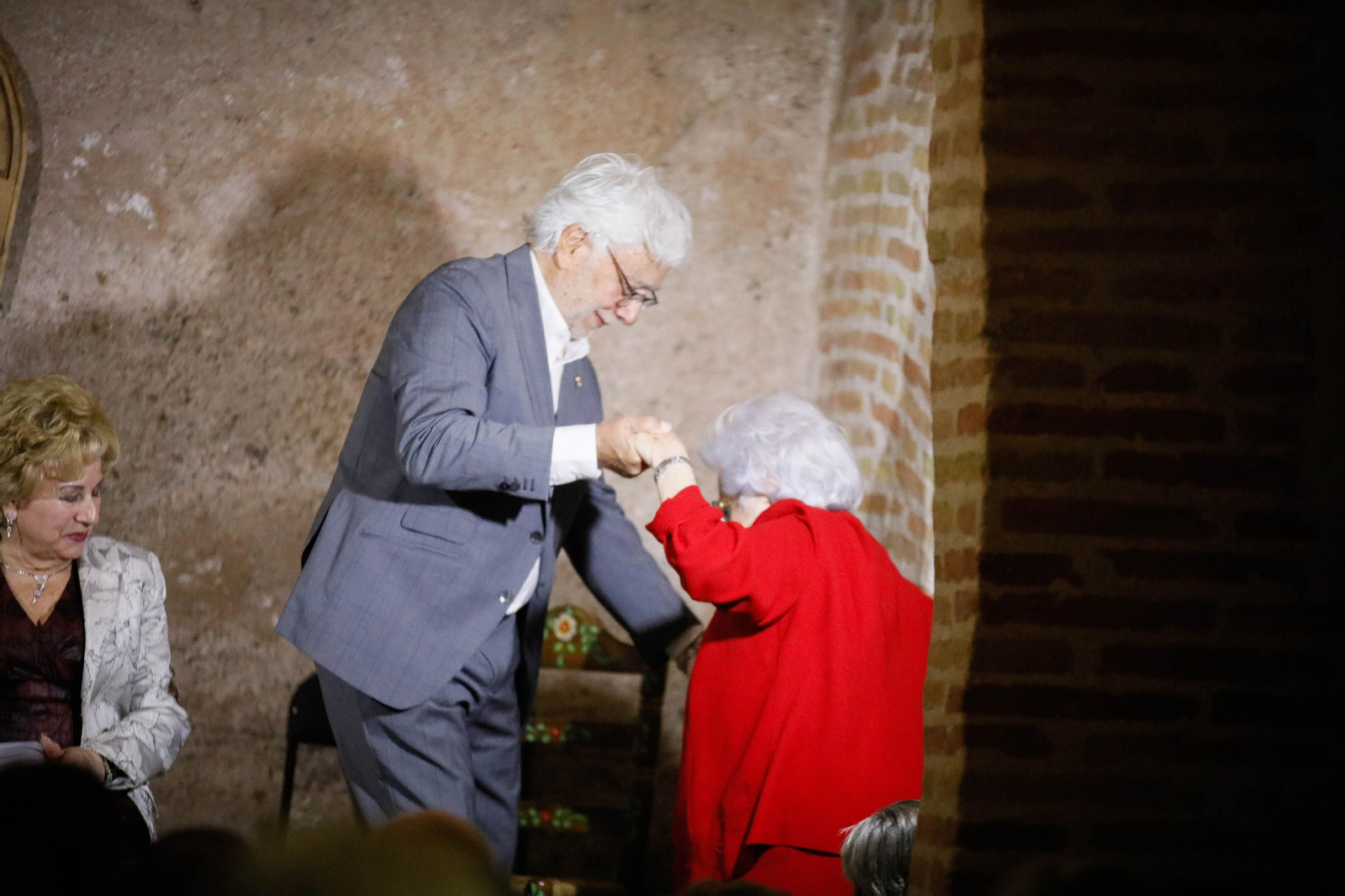 Entrega de Anagrama de Oro y Brillantes de la Ciudad de Almería a Andrés Caparrós en imágeness