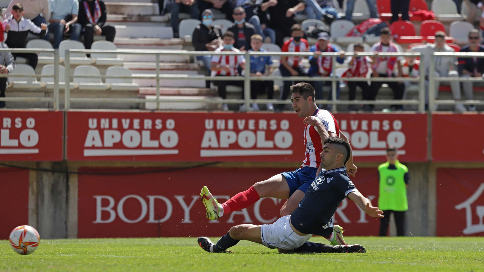 Roni chuta en el gol del Algeciras al Baleares.
