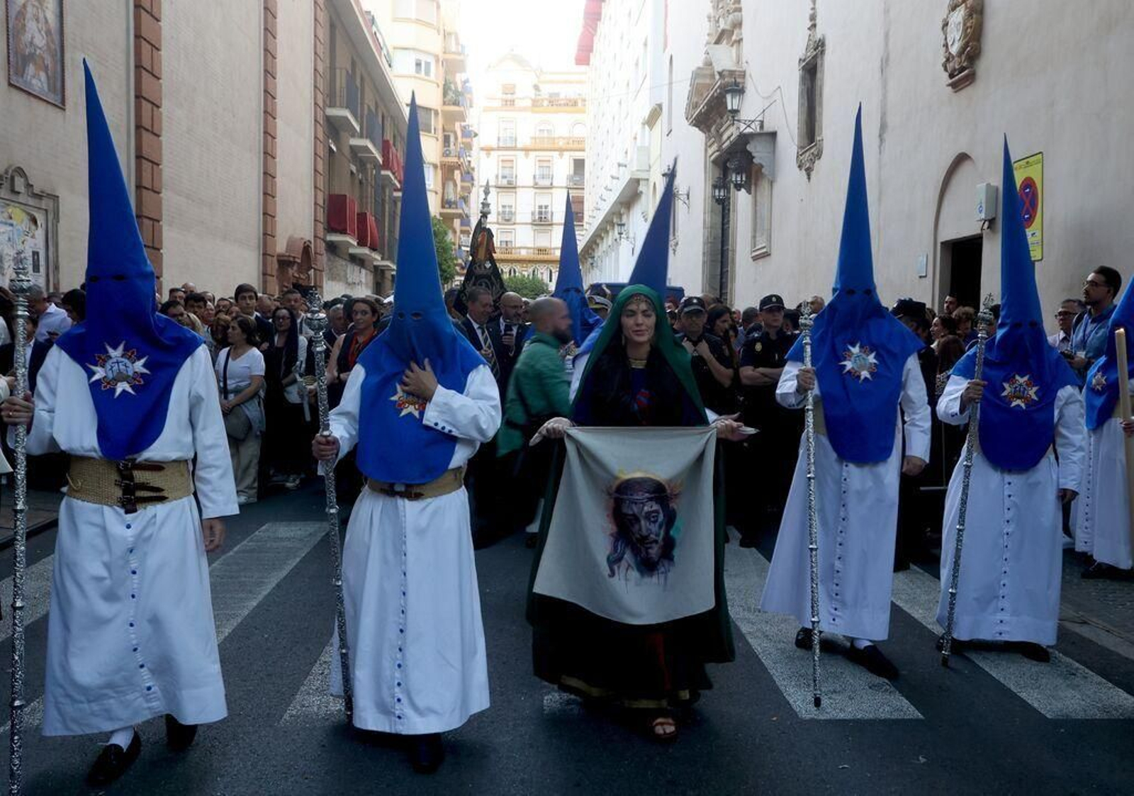 La Mujer Verónica portando el paño ante el misterio de la Conversión