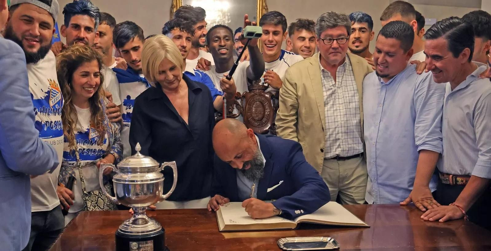 Juan Luis Gil firma en el libro de honor del Ayuntamiento tras el ascenso a Segunda RFEF. Juan Luis Gil firma en el libro de honor del Ayuntamiento tras el ascenso a Segunda RFEF.