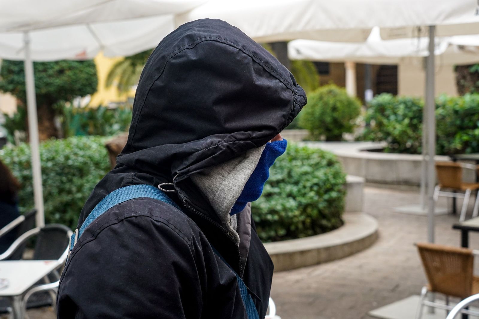 Transeúnte abrigado por el intenso frío