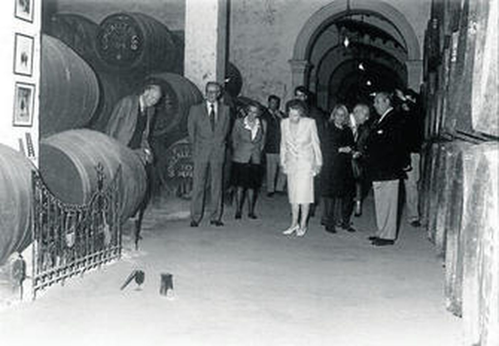 Margaret Thatcher observa asombrada a los famosos ratones de González Byass.