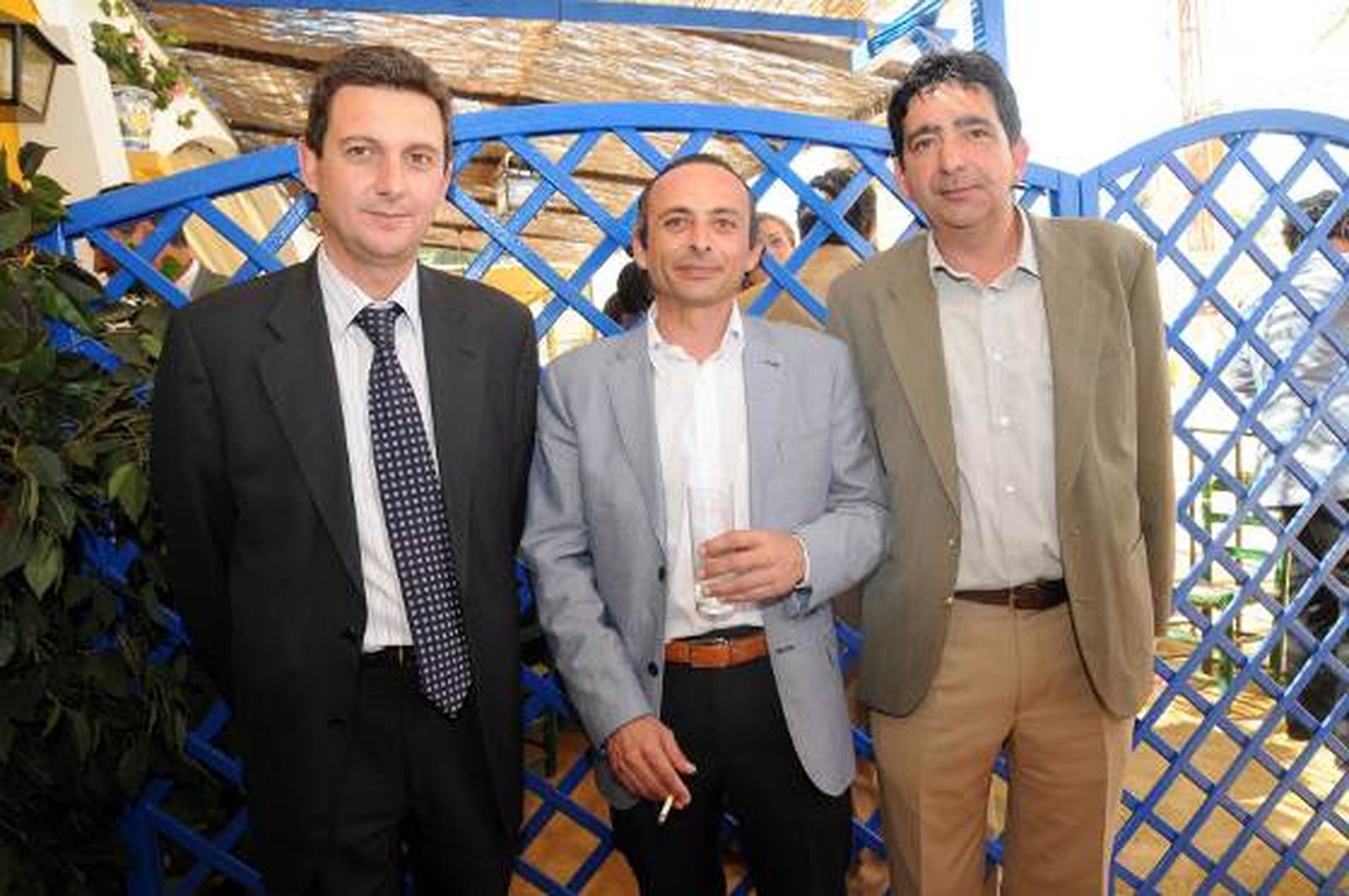 Miguel Berraquero, gerente de Diario de Jerez, con Manuel Arjona de Teinvisa y Alfonso Gómez, comercial de Diario de Cádiz. 

Foto: Manuel Aranda