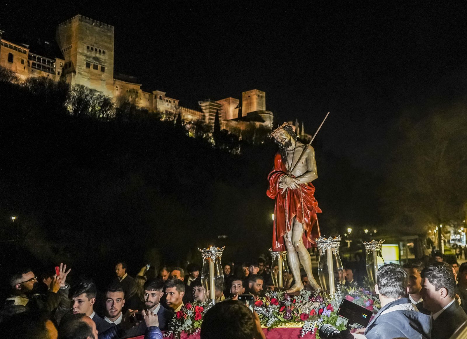 El Señor de la Sentencia, en vía crucis, a los pies de la Alhambra