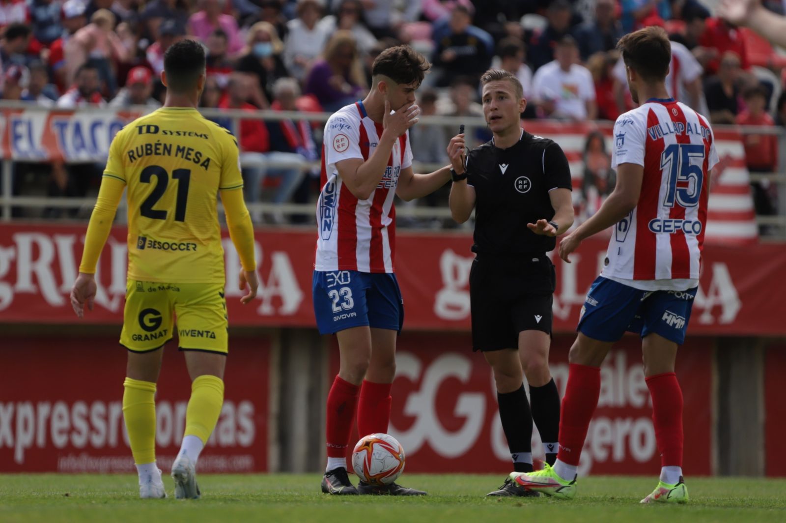 Van Rijn habla con el árbitro, Tárraga Lajara.