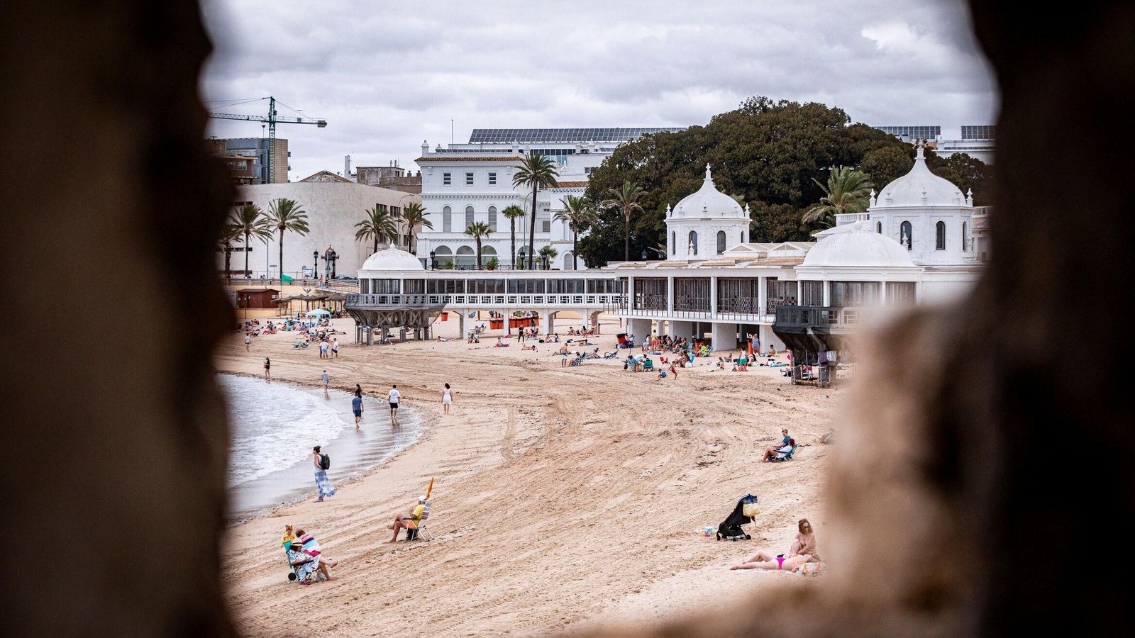 La playa de La Caleta desde el Espacio Quiñones.