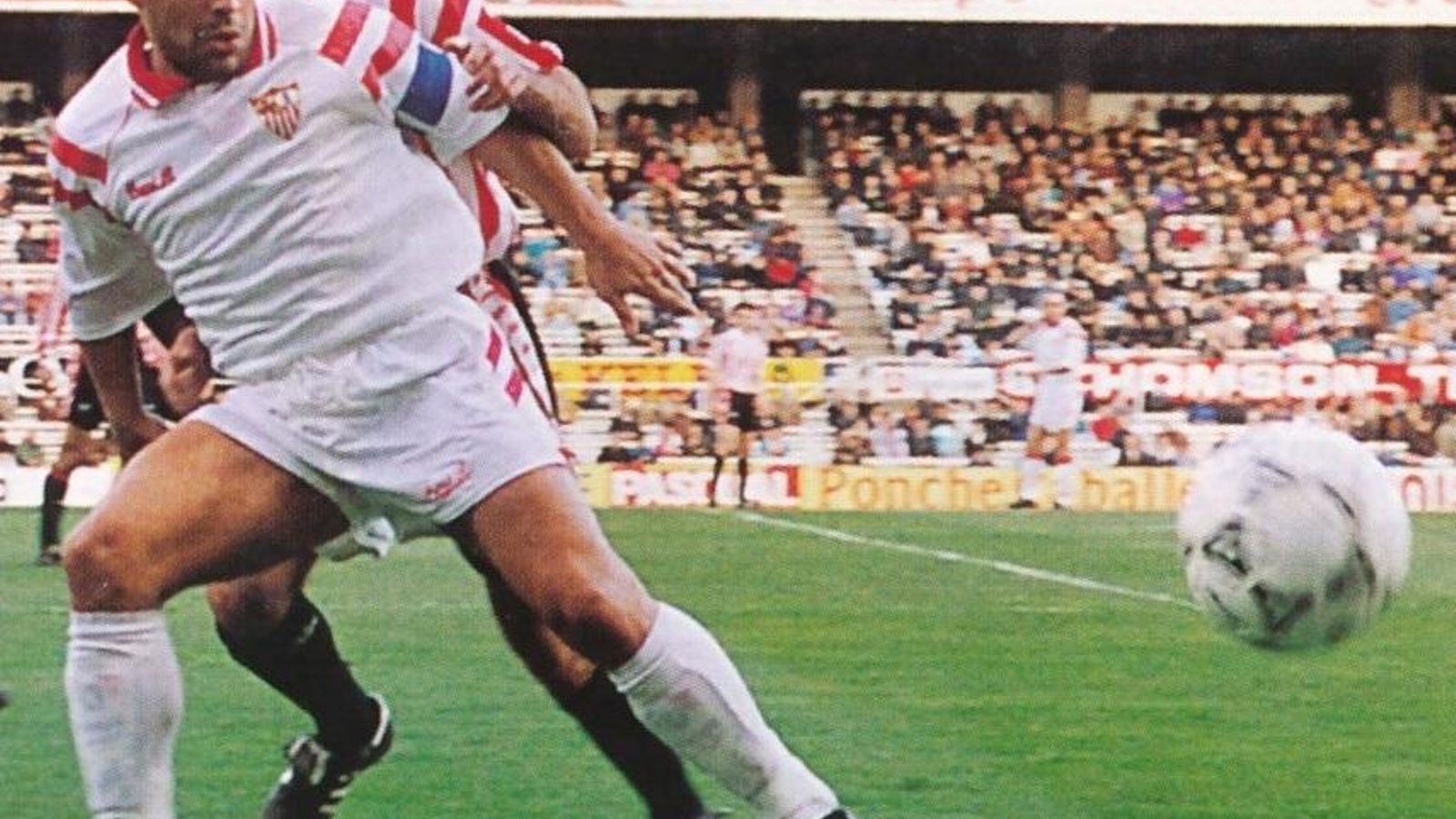 Maradona protege un balón ante un rival en el Sevilla-Athletic en Nervión.